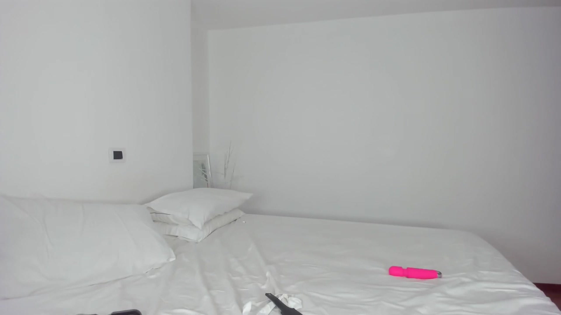 Gallery image thumbnail from EMILIANA_CRUZ's myfreecams stream on, 02/10/2023, 03:14 image 15 of 20