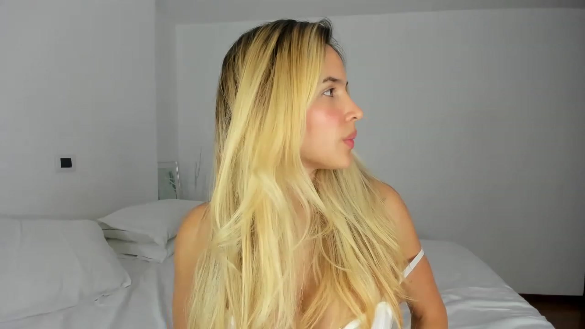Gallery image thumbnail from EMILIANA_CRUZ's myfreecams stream on, 02/10/2023, 03:14 image 14 of 20