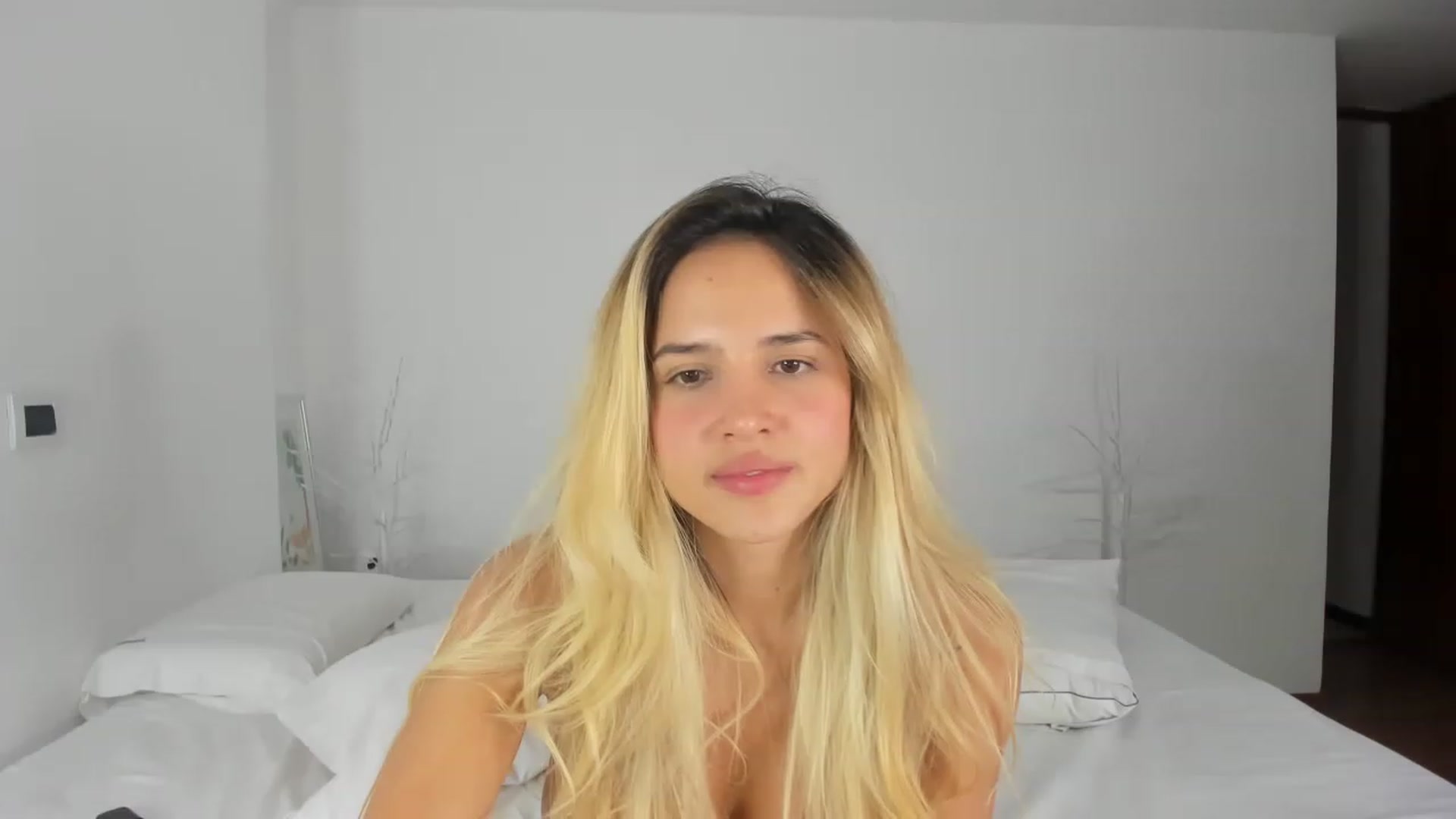 Gallery image thumbnail from EMILIANA_CRUZ's myfreecams stream on, 02/11/2023, 05:22 image 17 of 20