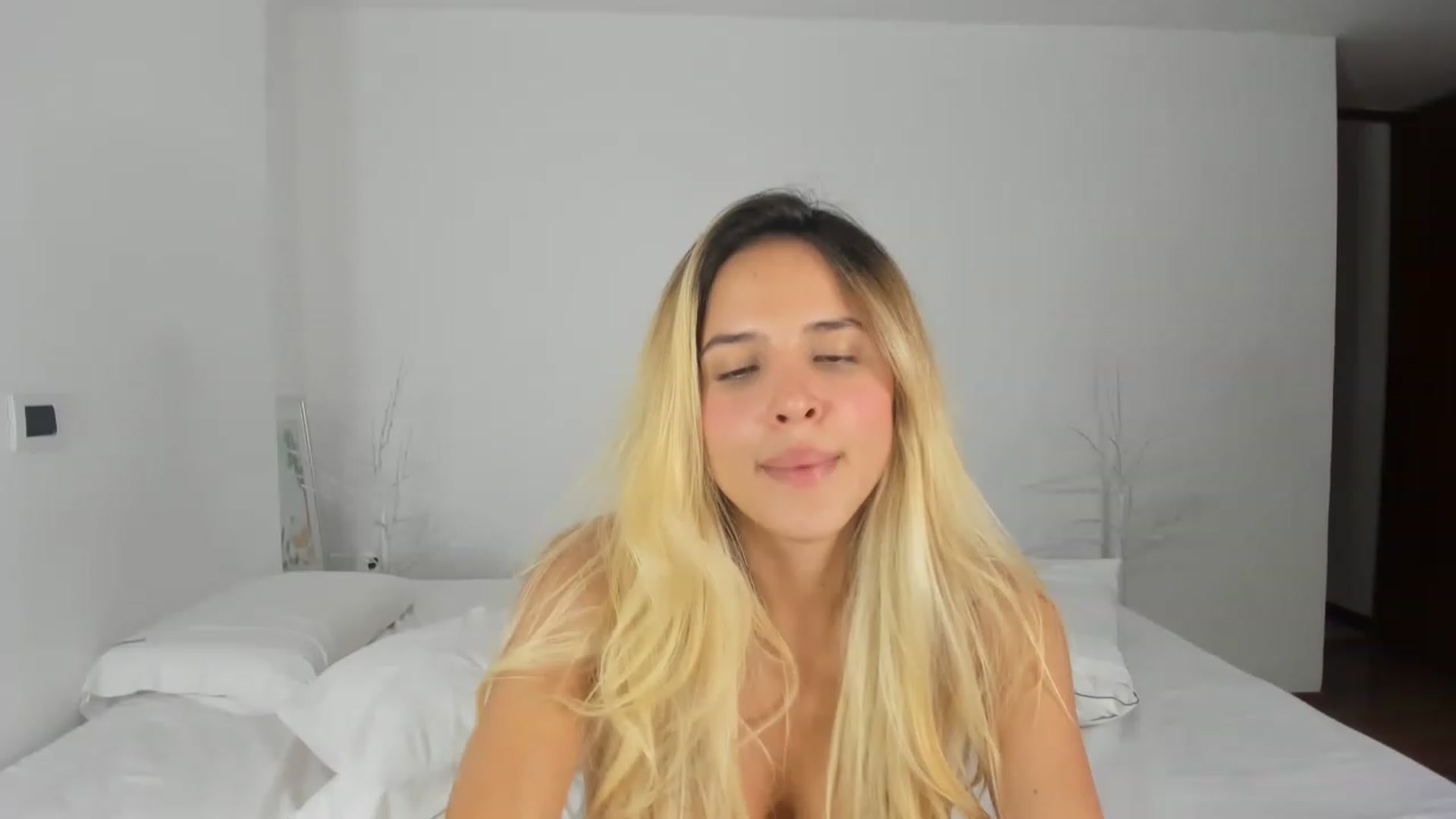 Gallery image thumbnail from EMILIANA_CRUZ's myfreecams stream on, 02/11/2023, 05:22 image 19 of 20