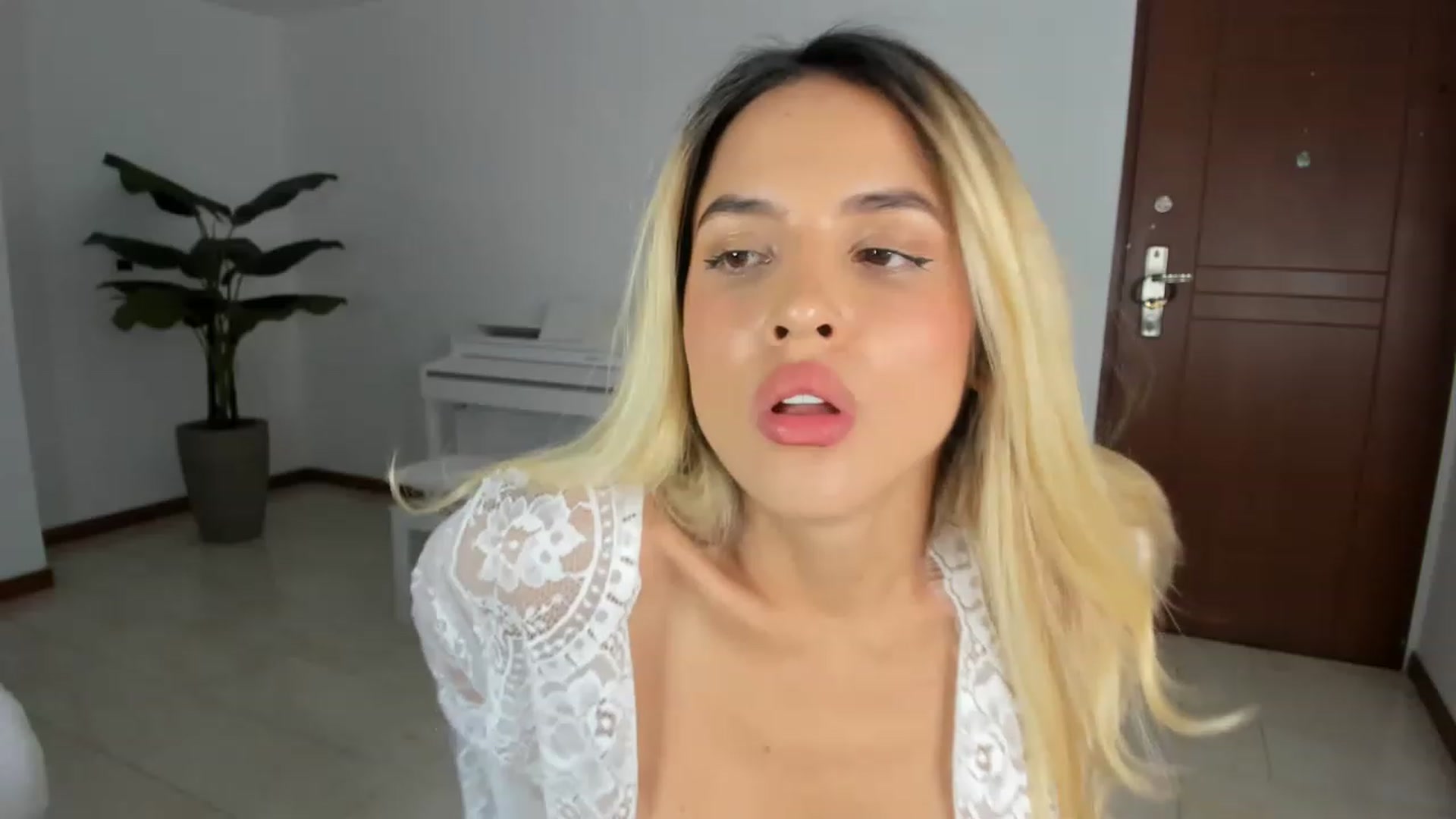 Gallery image thumbnail from EMILIANA_CRUZ's myfreecams stream on, 02/15/2023, 03:13 image 15 of 20