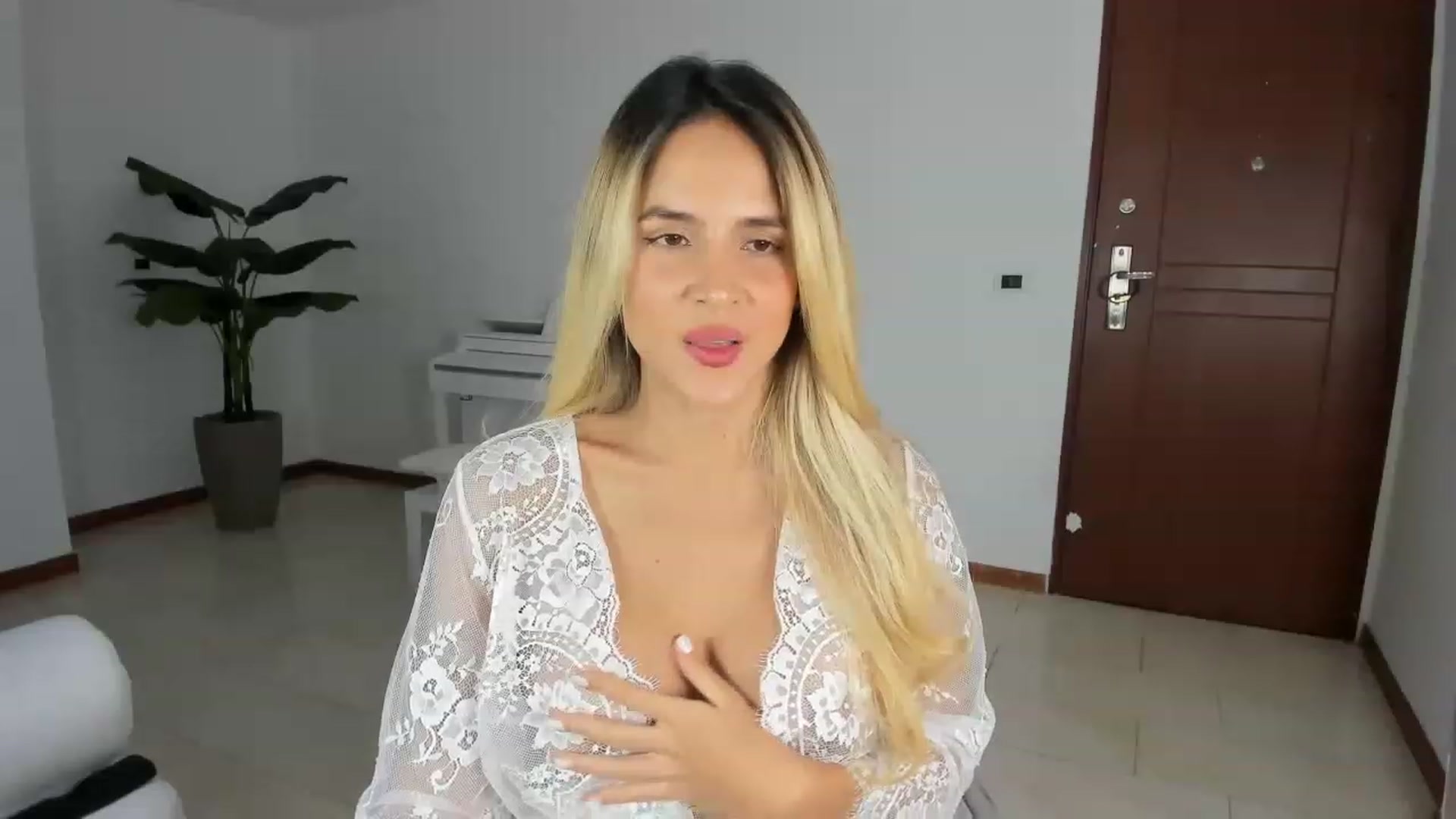 Gallery image thumbnail from EMILIANA_CRUZ's myfreecams stream on, 02/15/2023, 03:13 image 13 of 20