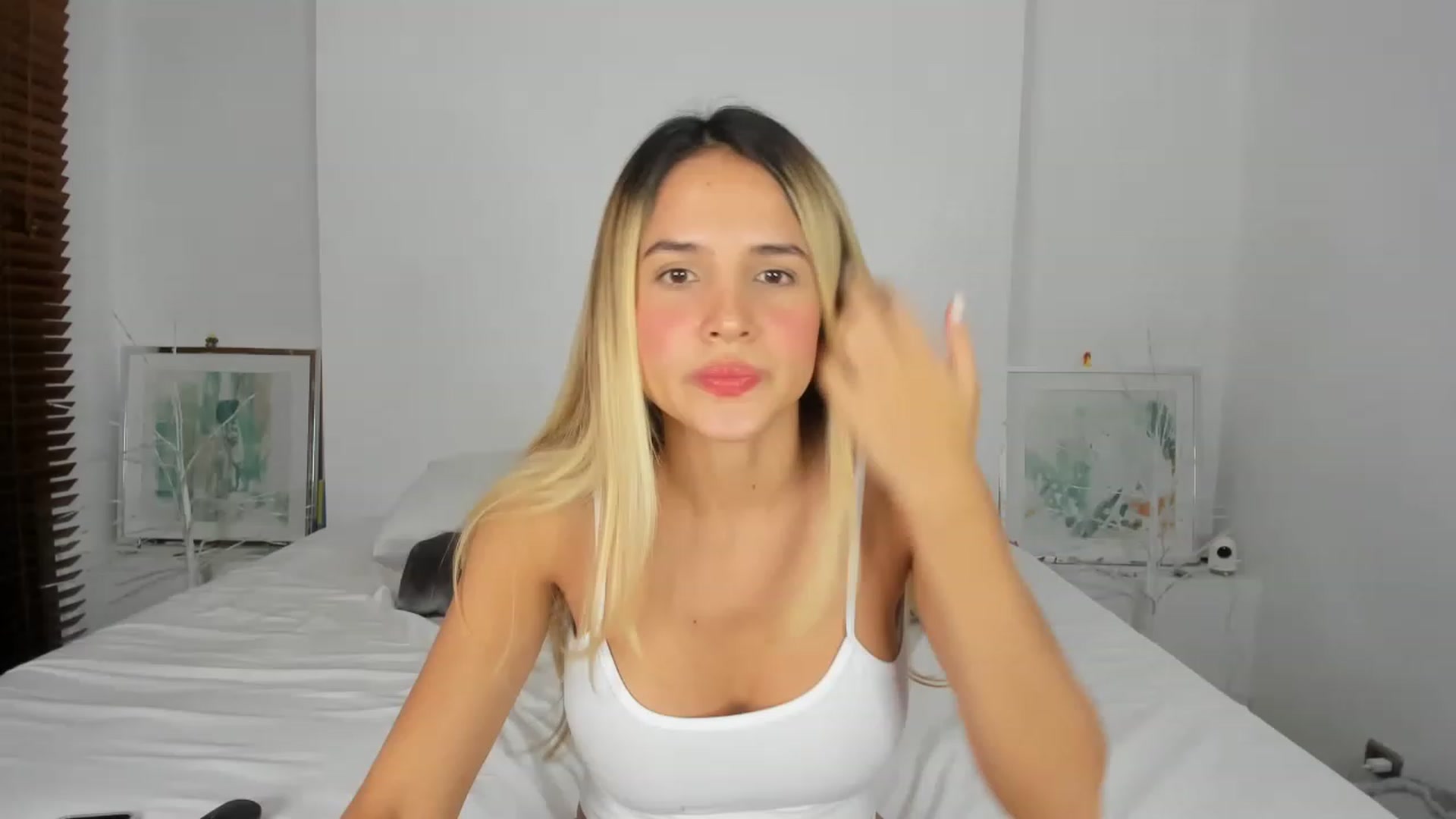 Gallery image thumbnail from EMILIANA_CRUZ's myfreecams stream on, 02/16/2023, 02:03 image 16 of 20