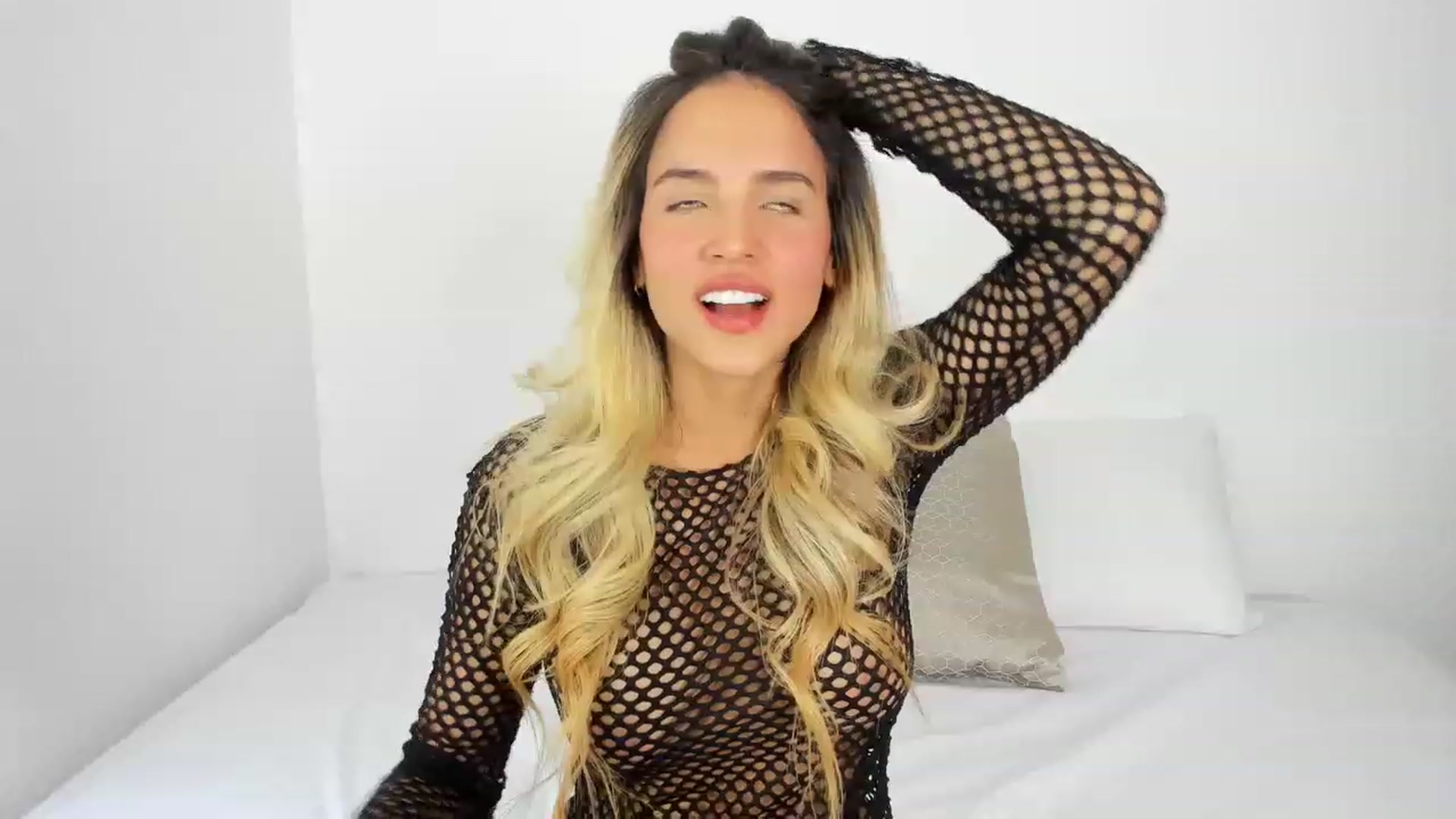 Gallery image thumbnail from EMILIANA_CRUZ's myfreecams stream on, 03/01/2023, 22:56 image 3 of 20