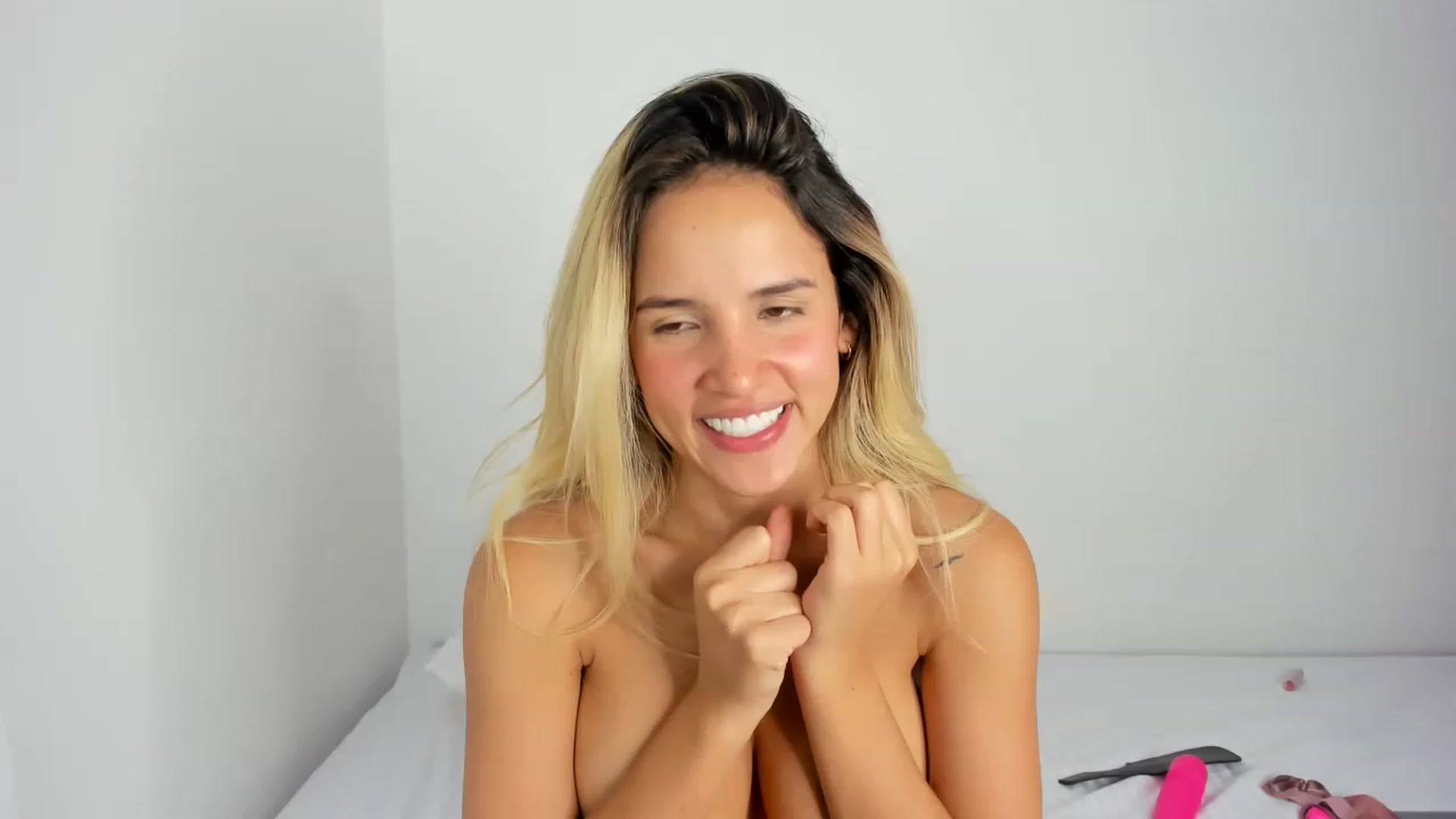 Gallery image thumbnail from EMILIANA_CRUZ's myfreecams stream on, 03/03/2023, 05:32 image 18 of 20