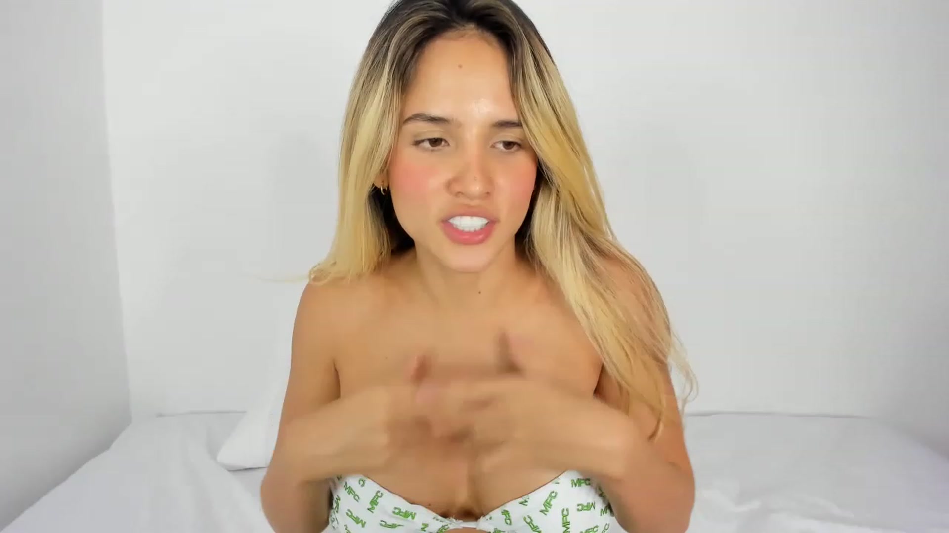 Gallery image thumbnail from EMILIANA_CRUZ's myfreecams stream on, 03/07/2023, 02:21 image 12 of 20