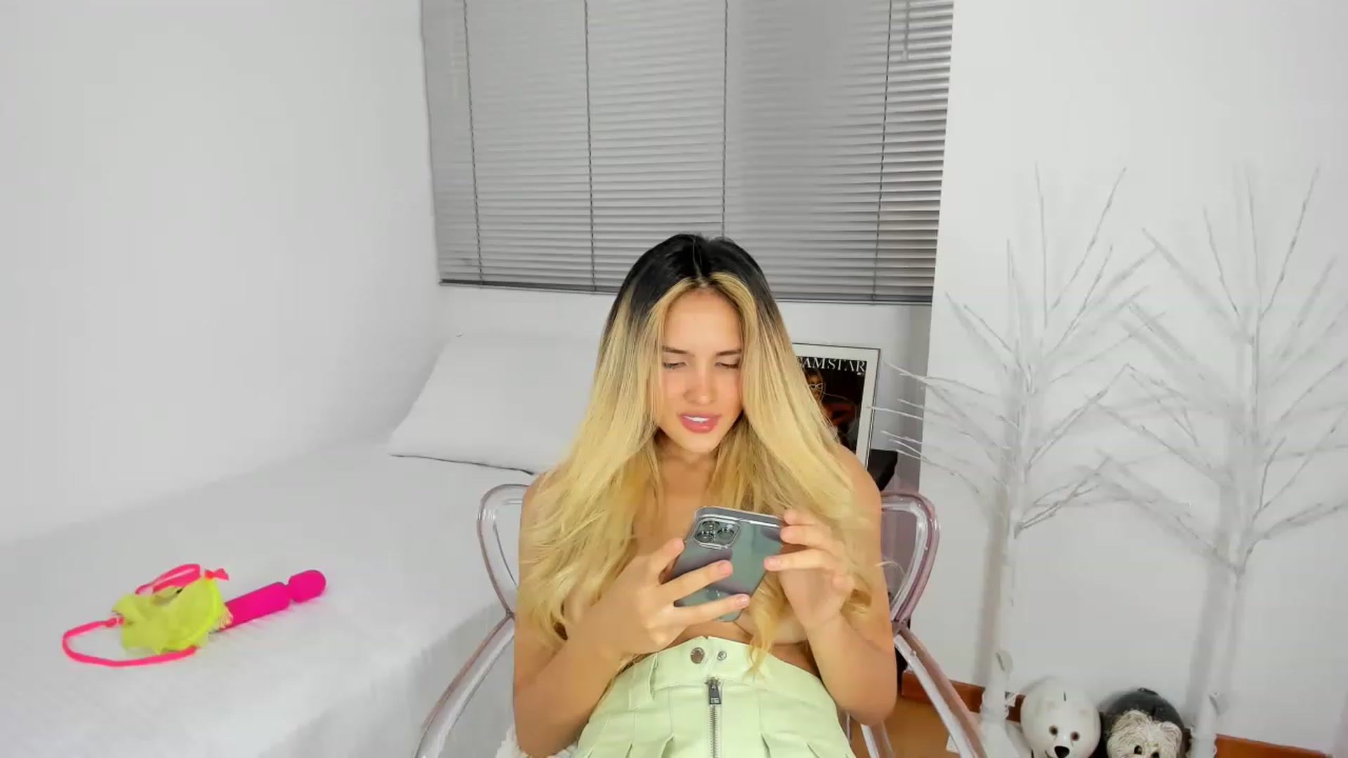 Gallery image thumbnail from EMILIANA_CRUZ's myfreecams stream on, 04/19/2023, 24:35 image 20 of 20