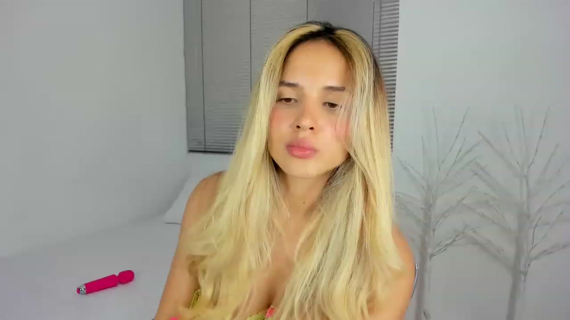 Gallery image thumbnail from EMILIANA_CRUZ's myfreecams stream on, 04/19/2023, 01:06 image 14 of 20