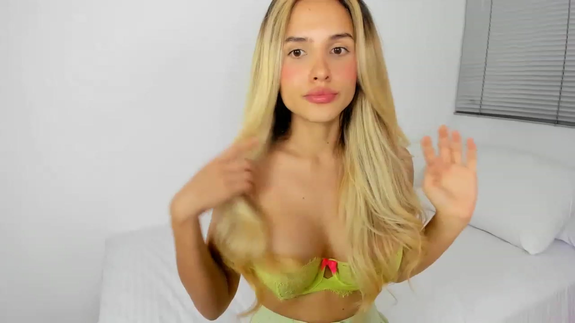 Gallery image thumbnail from EMILIANA_CRUZ's myfreecams stream on, 04/19/2023, 01:06 image 19 of 20