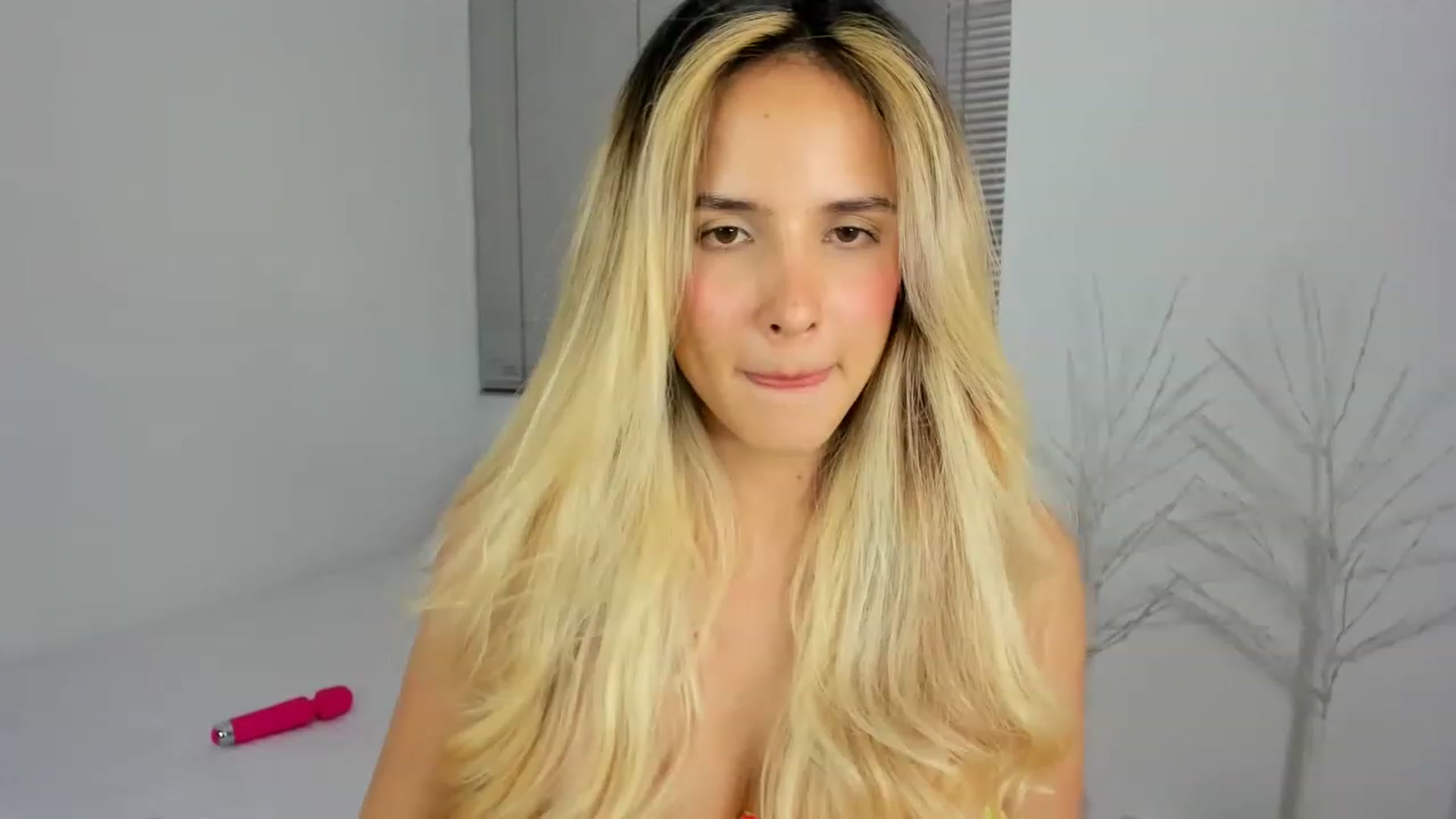 Gallery image thumbnail from EMILIANA_CRUZ's myfreecams stream on, 04/19/2023, 01:06 image 15 of 20