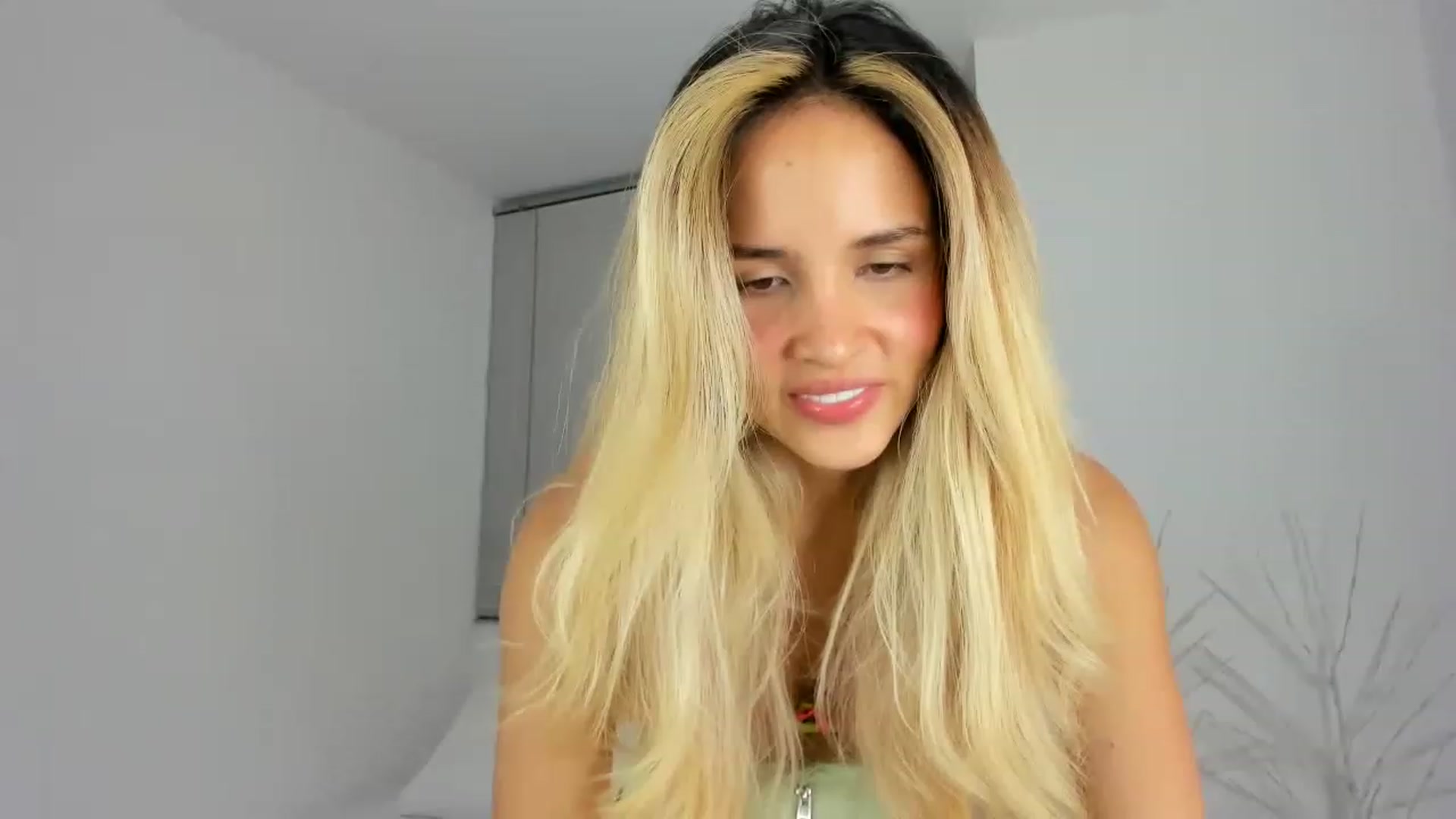 Gallery image thumbnail from EMILIANA_CRUZ's myfreecams stream on, 04/19/2023, 01:06 image 13 of 20