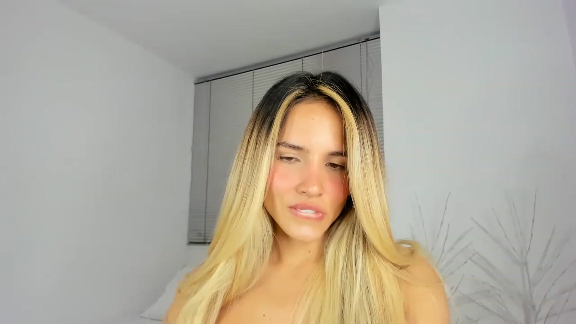 Gallery image thumbnail from EMILIANA_CRUZ's myfreecams stream on, 04/20/2023, 24:17 image 9 of 20