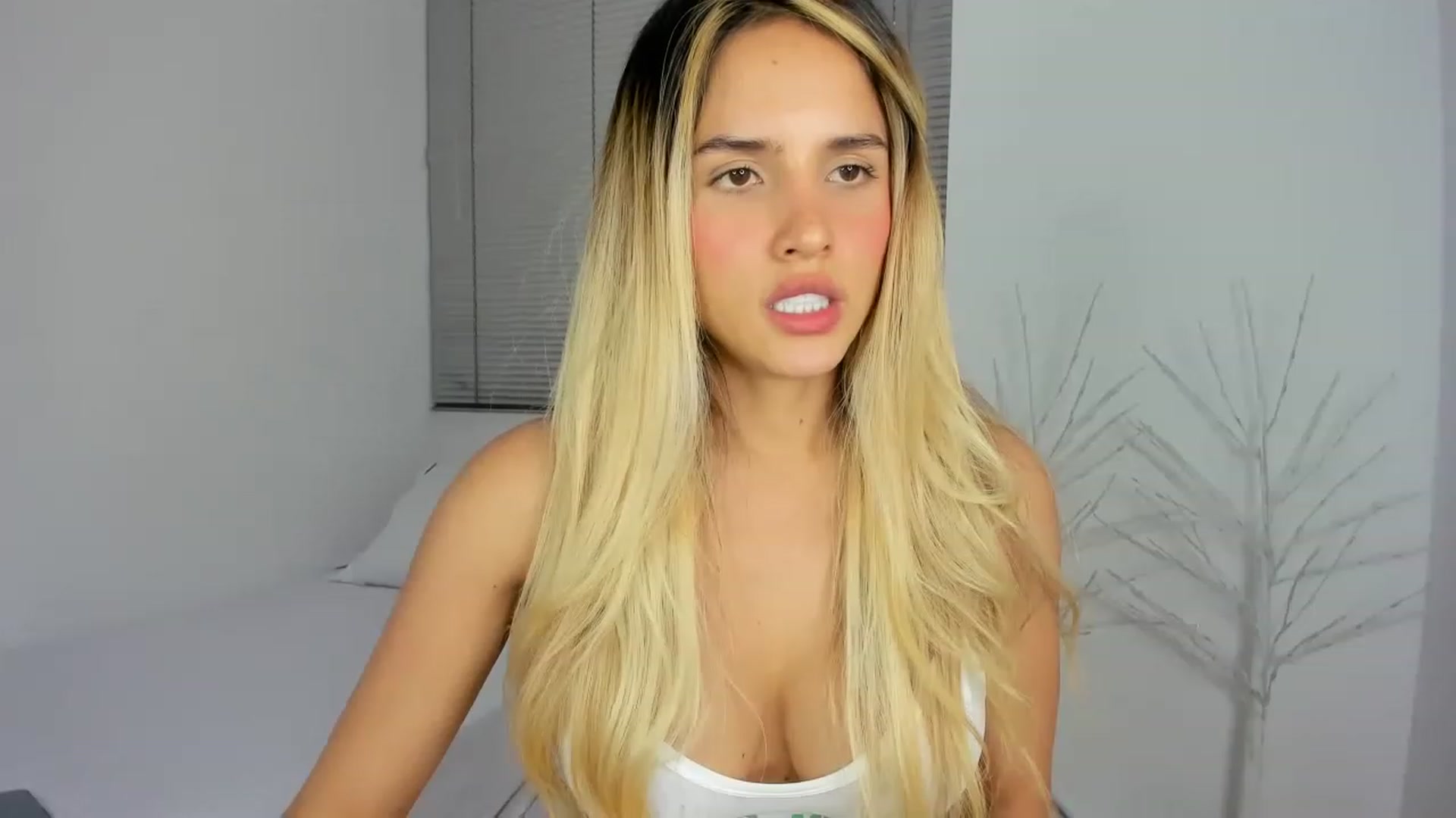 Gallery image thumbnail from EMILIANA_CRUZ's myfreecams stream on, 04/20/2023, 03:13 image 10 of 20
