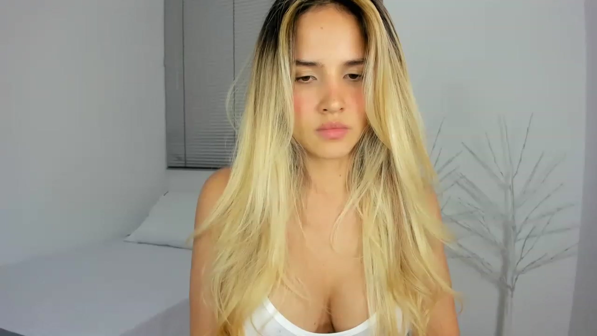 Gallery image thumbnail from EMILIANA_CRUZ's myfreecams stream on, 04/20/2023, 03:13 image 11 of 20