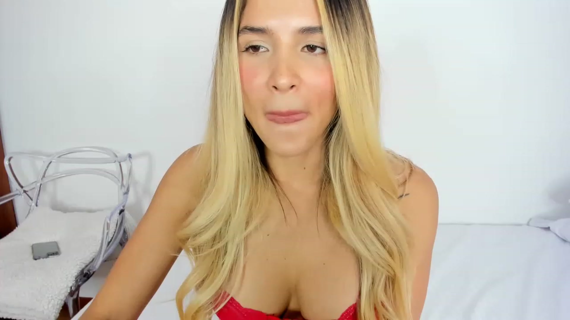 Gallery image thumbnail from EMILIANA_CRUZ's myfreecams stream on, 04/24/2023, 23:25 image 19 of 20