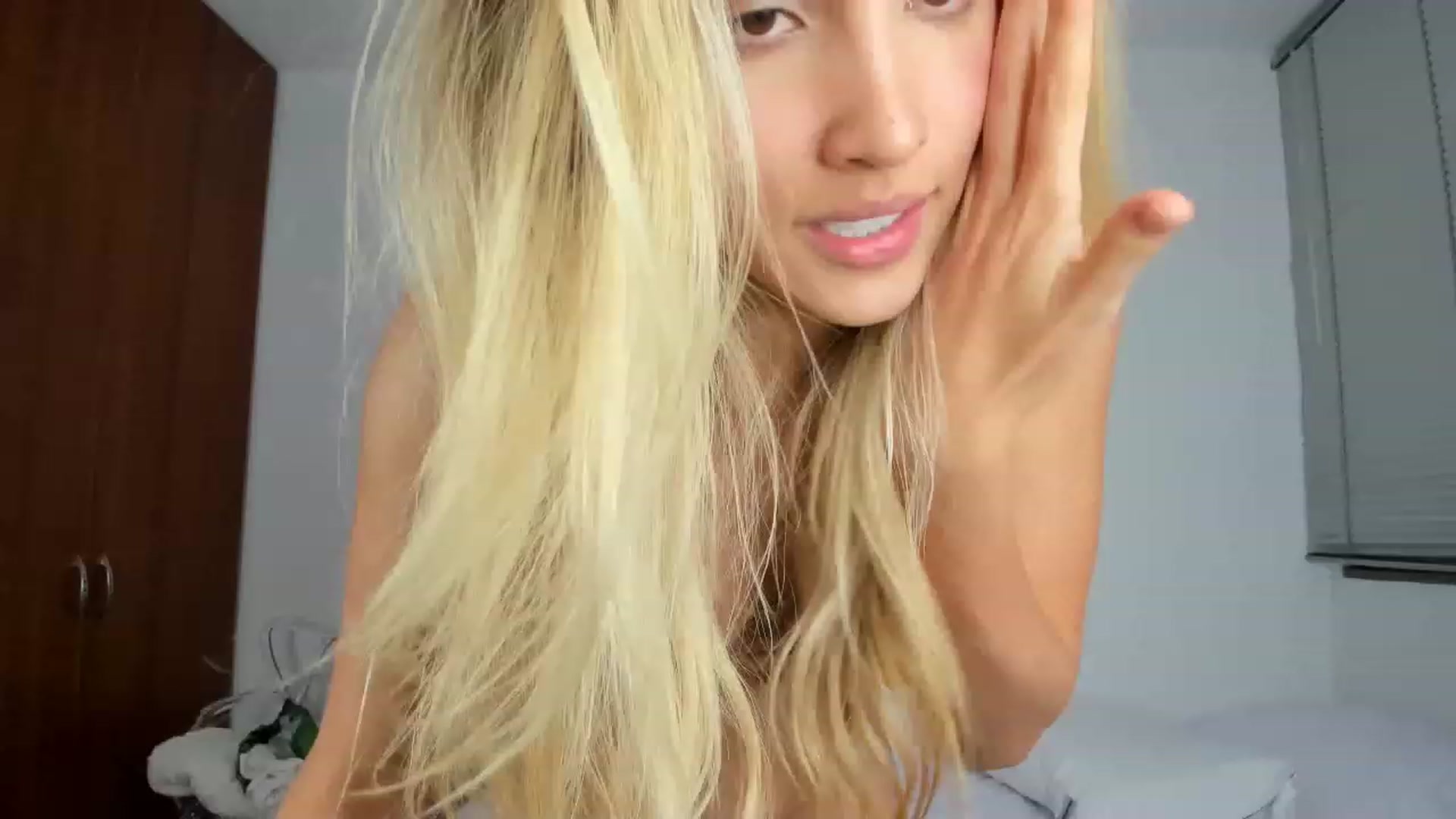 Gallery image thumbnail from EMILIANA_CRUZ's myfreecams stream on, 04/27/2023, 05:47 image 16 of 20