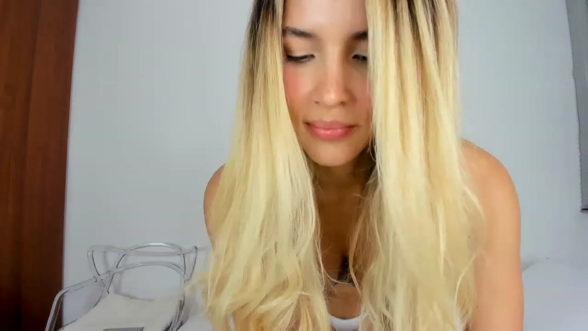 Gallery image thumbnail from EMILIANA_CRUZ's myfreecams stream on, 05/03/2023, 24:48 image 11 of 20
