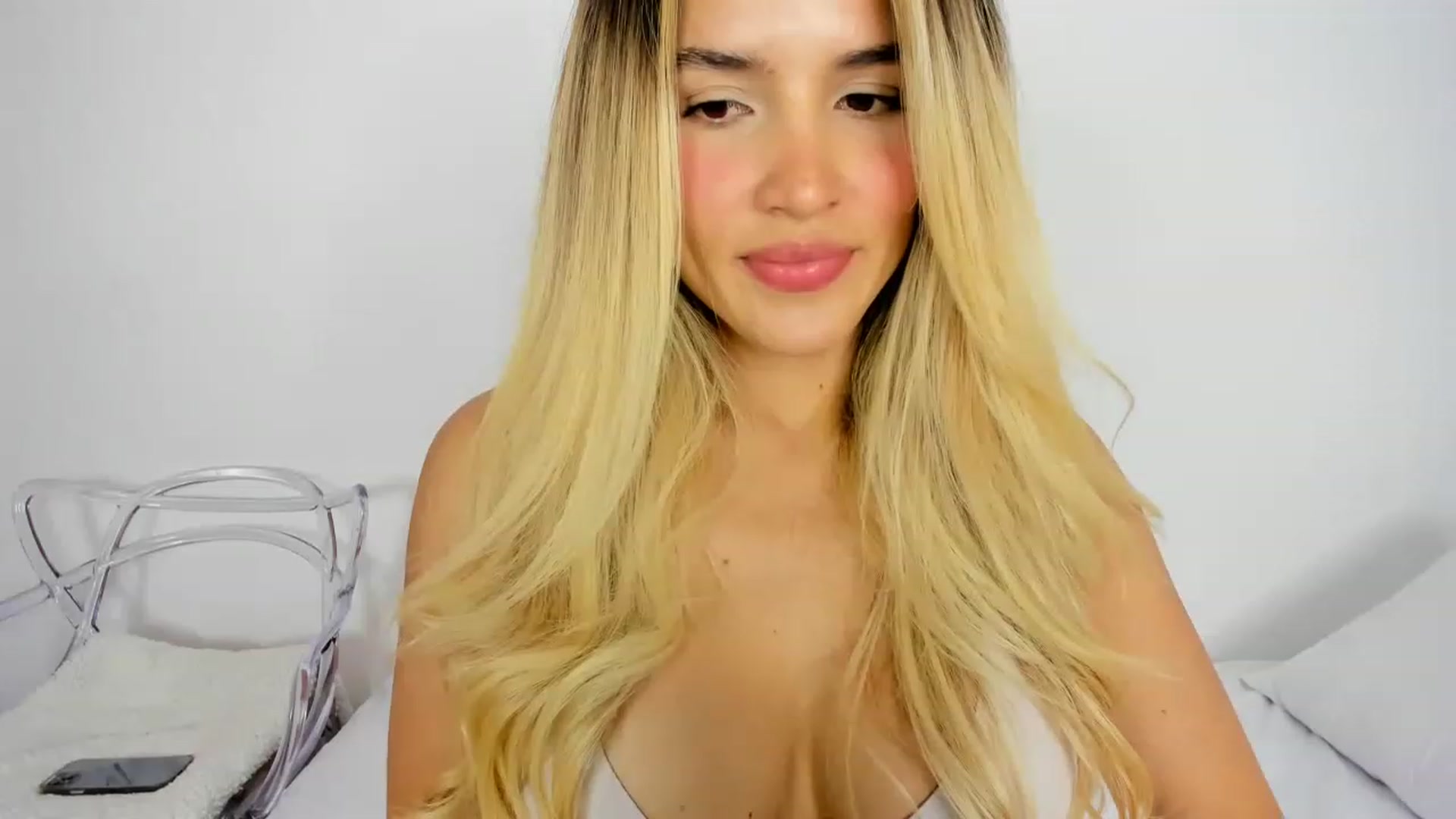 Gallery image thumbnail from EMILIANA_CRUZ's myfreecams stream on, 05/03/2023, 24:48 image 15 of 20