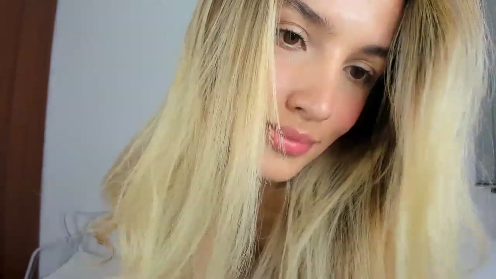 Gallery image thumbnail from EMILIANA_CRUZ's myfreecams stream on, 05/03/2023, 24:48 image 5 of 20