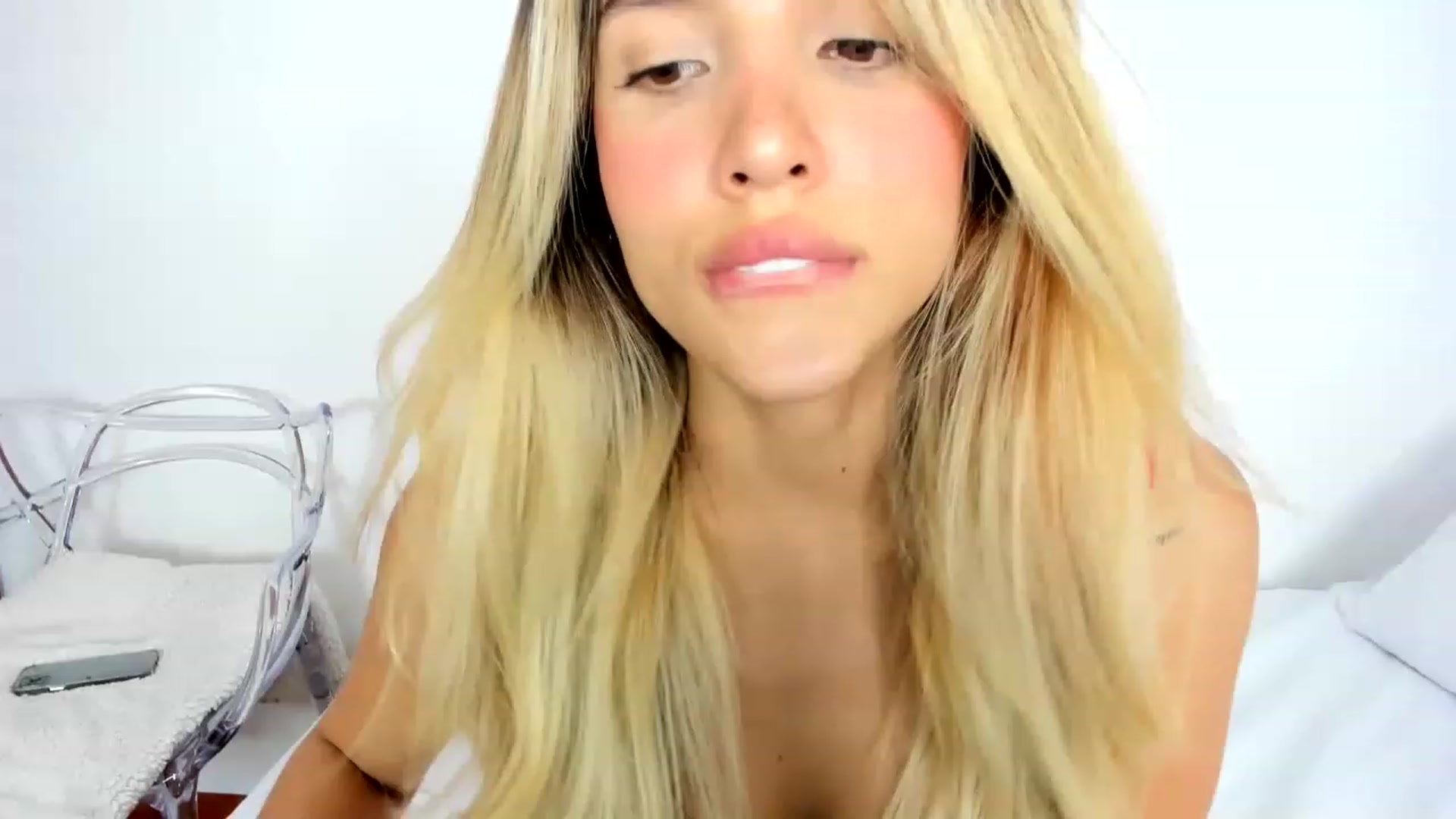 Gallery image thumbnail from EMILIANA_CRUZ's myfreecams stream on, 05/03/2023, 23:22 image 17 of 20