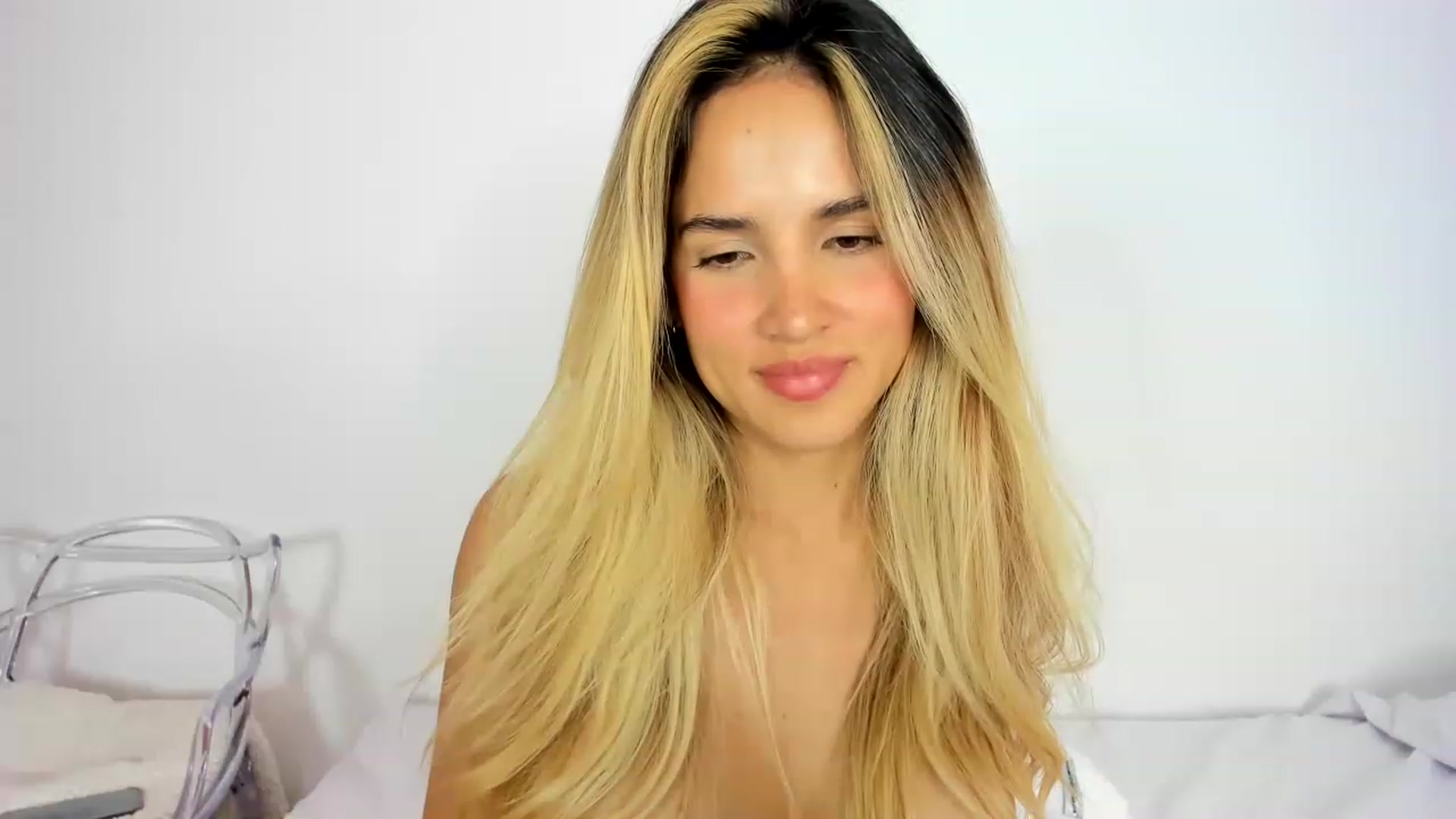 Gallery image thumbnail from EMILIANA_CRUZ's myfreecams stream on, 05/04/2023, 02:08 image 16 of 20