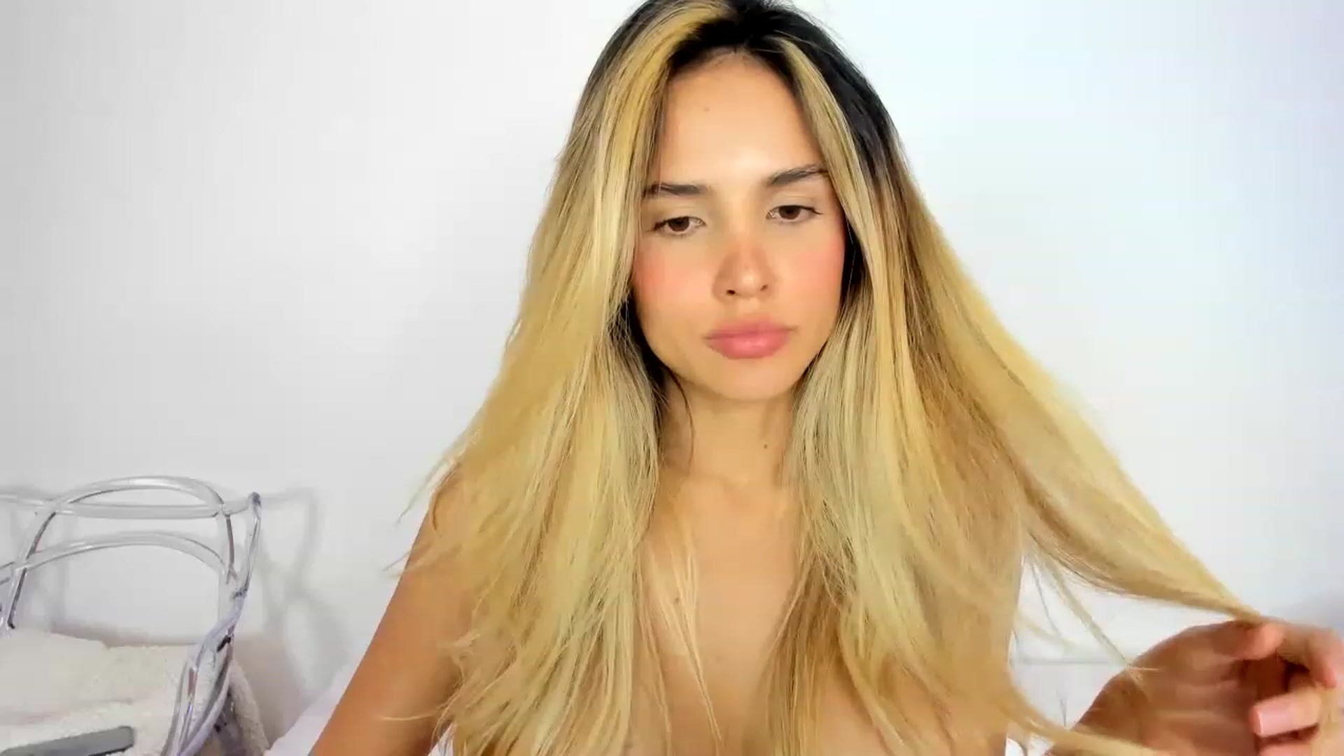 Gallery image thumbnail from EMILIANA_CRUZ's myfreecams stream on, 05/04/2023, 02:08 image 17 of 20