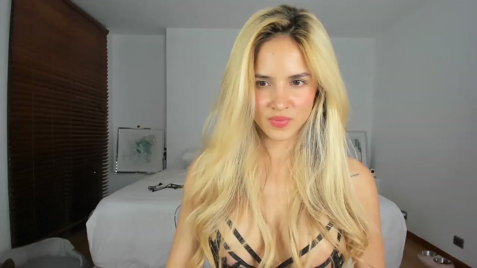 Gallery image thumbnail from EMILIANA_CRUZ's myfreecams stream on, 06/08/2023, 03:03 image 16 of 20