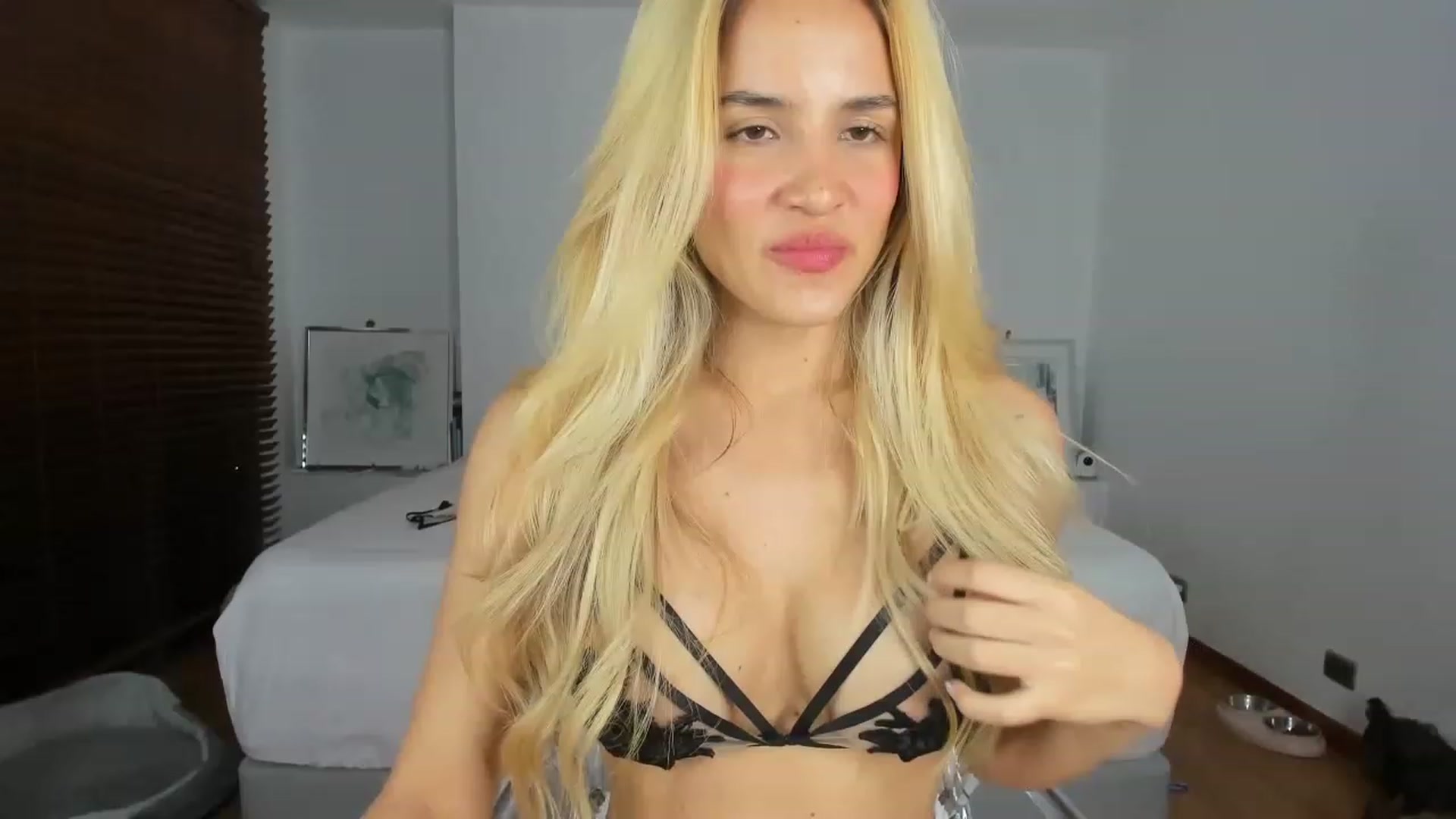 Gallery image thumbnail from EMILIANA_CRUZ's myfreecams stream on, 06/08/2023, 03:03 image 1 of 20