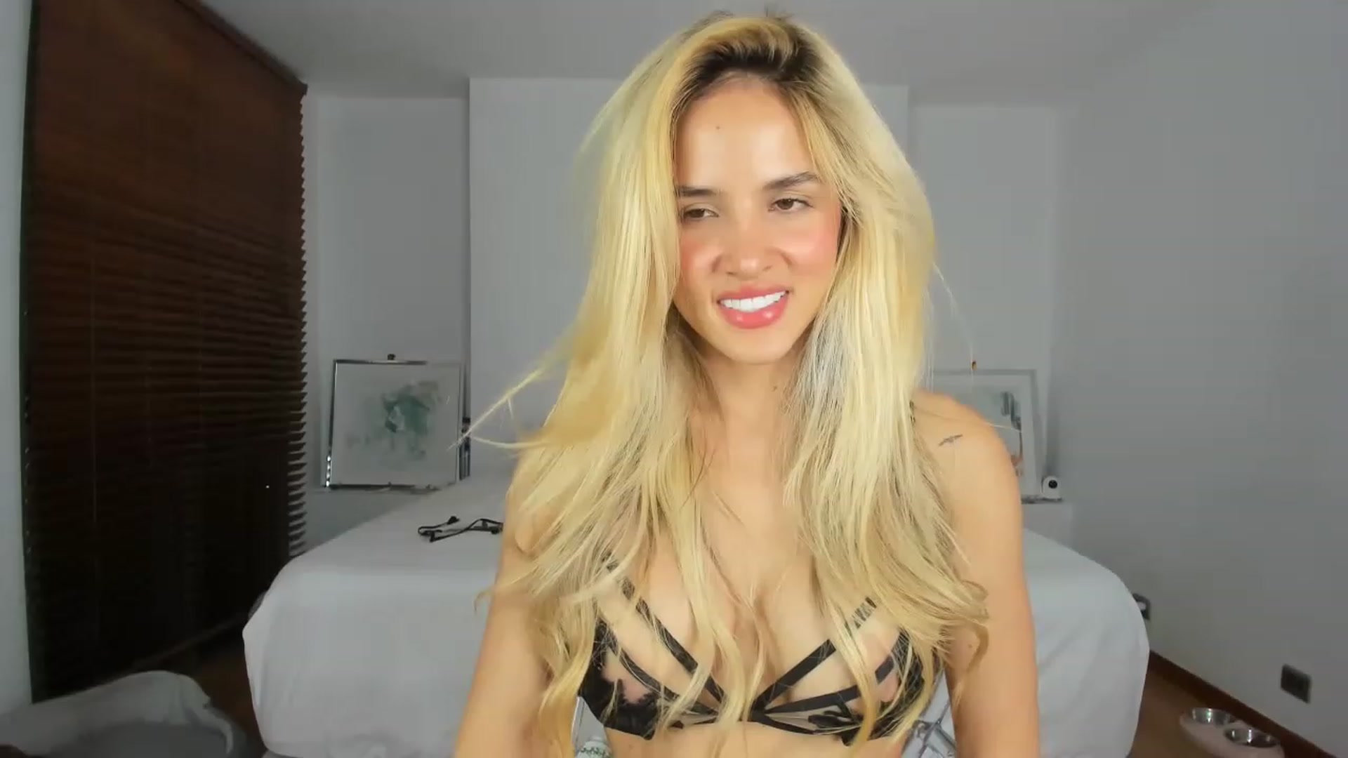 Gallery image thumbnail from EMILIANA_CRUZ's myfreecams stream on, 06/08/2023, 03:03 image 14 of 20