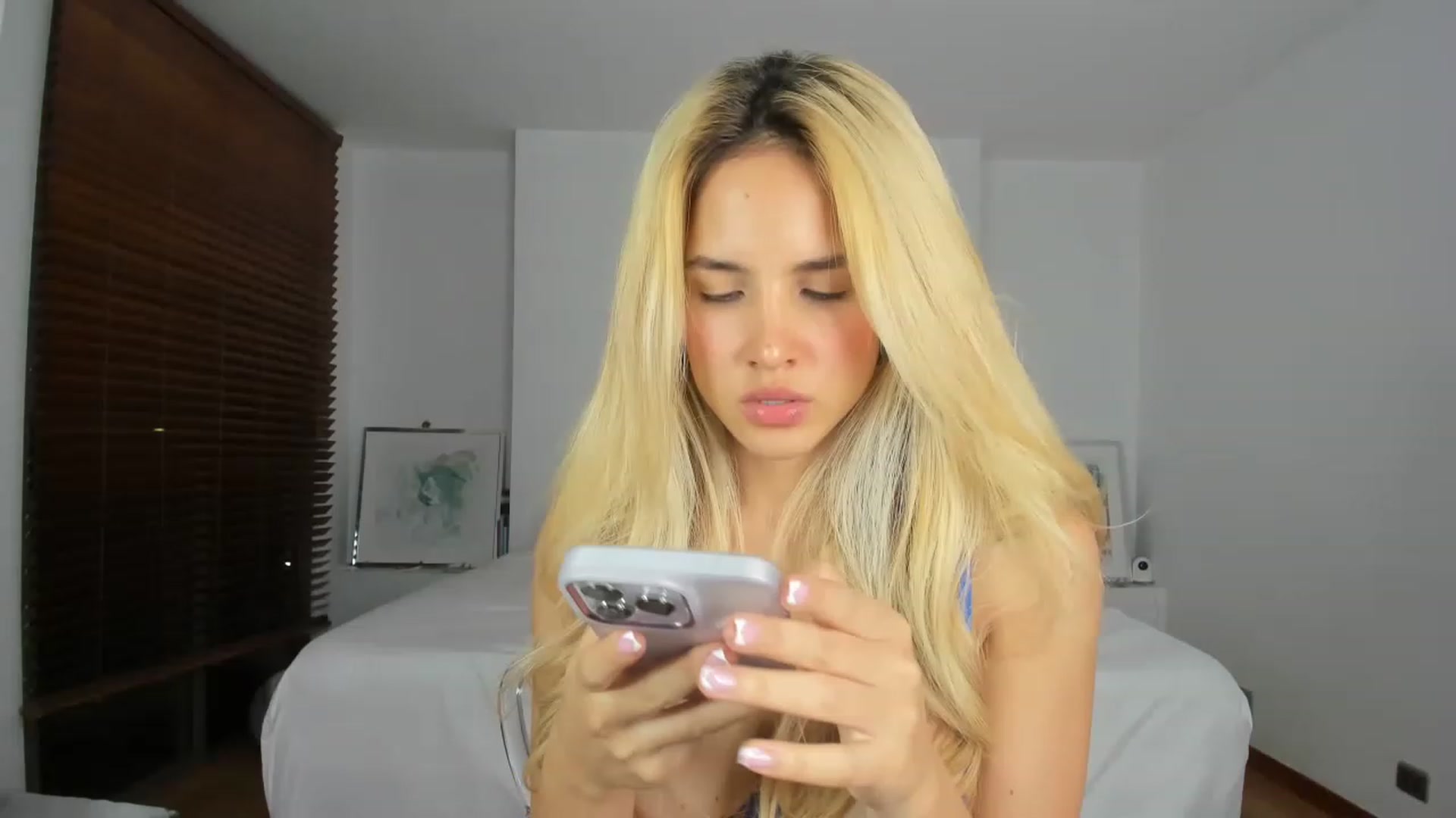 Gallery image thumbnail from EMILIANA_CRUZ's myfreecams stream on, 06/09/2023, 03:25 image 16 of 20