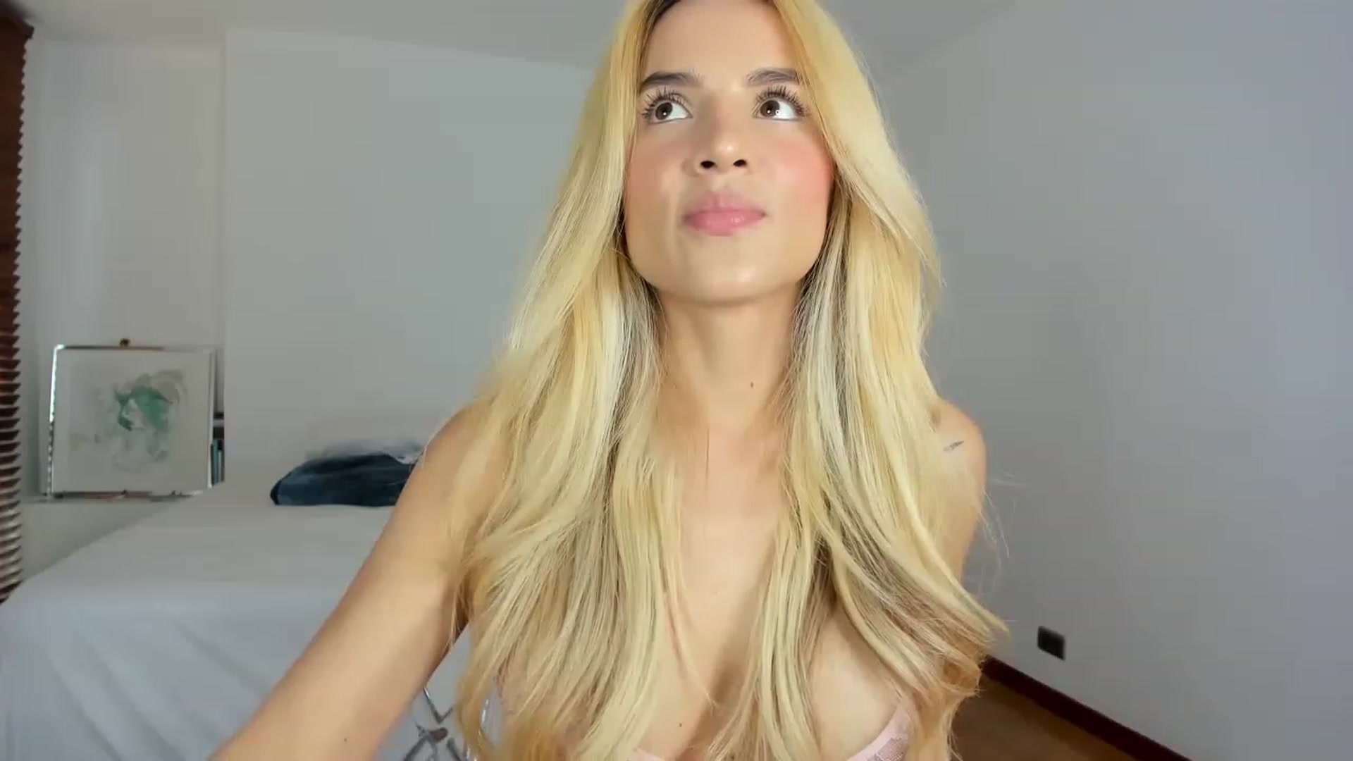 Gallery image thumbnail from EMILIANA_CRUZ's myfreecams stream on, 06/09/2023, 22:00 image 17 of 20