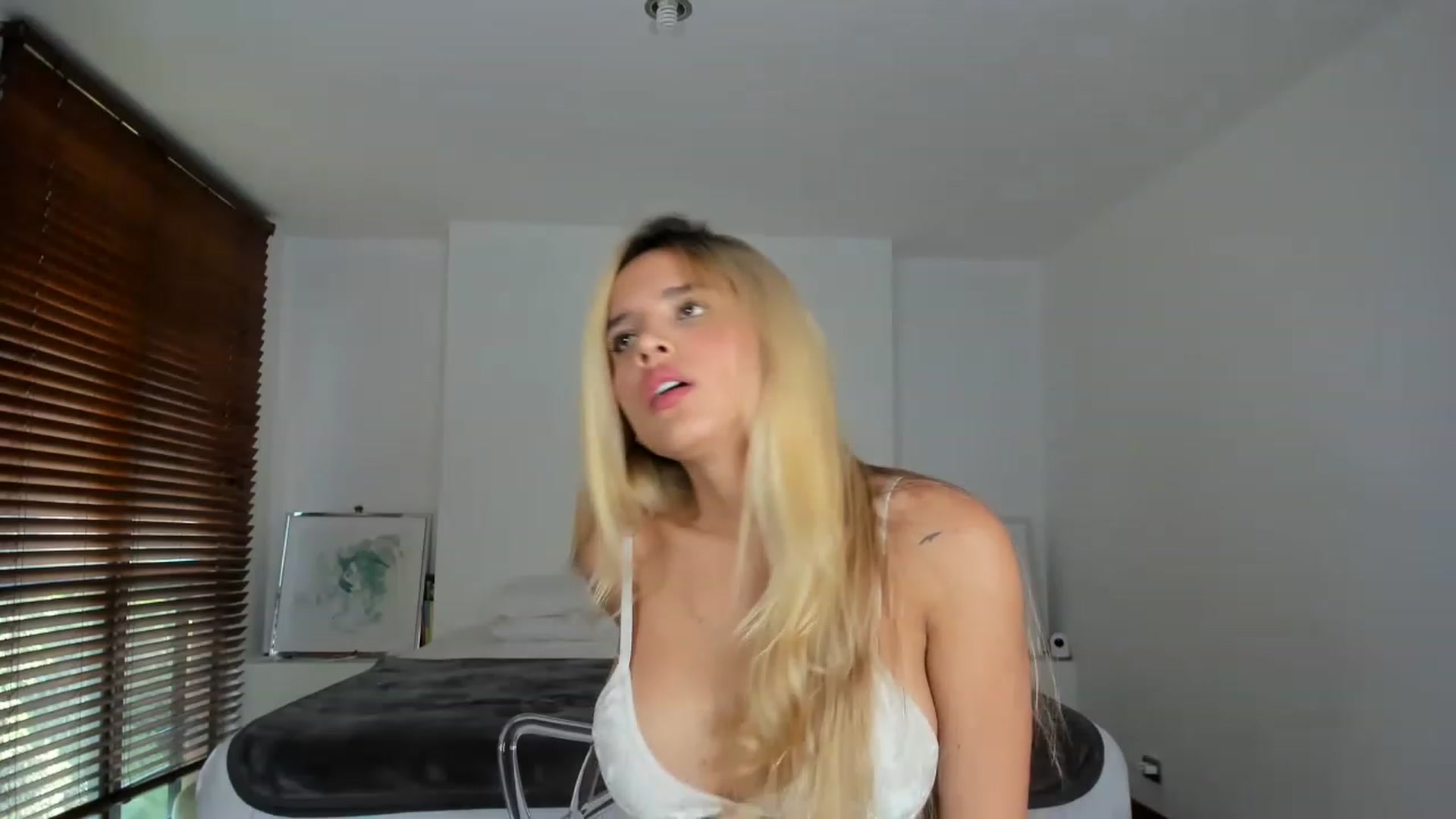 Gallery image thumbnail from EMILIANA_CRUZ's myfreecams stream on, 07/12/2023, 22:41 image 16 of 20