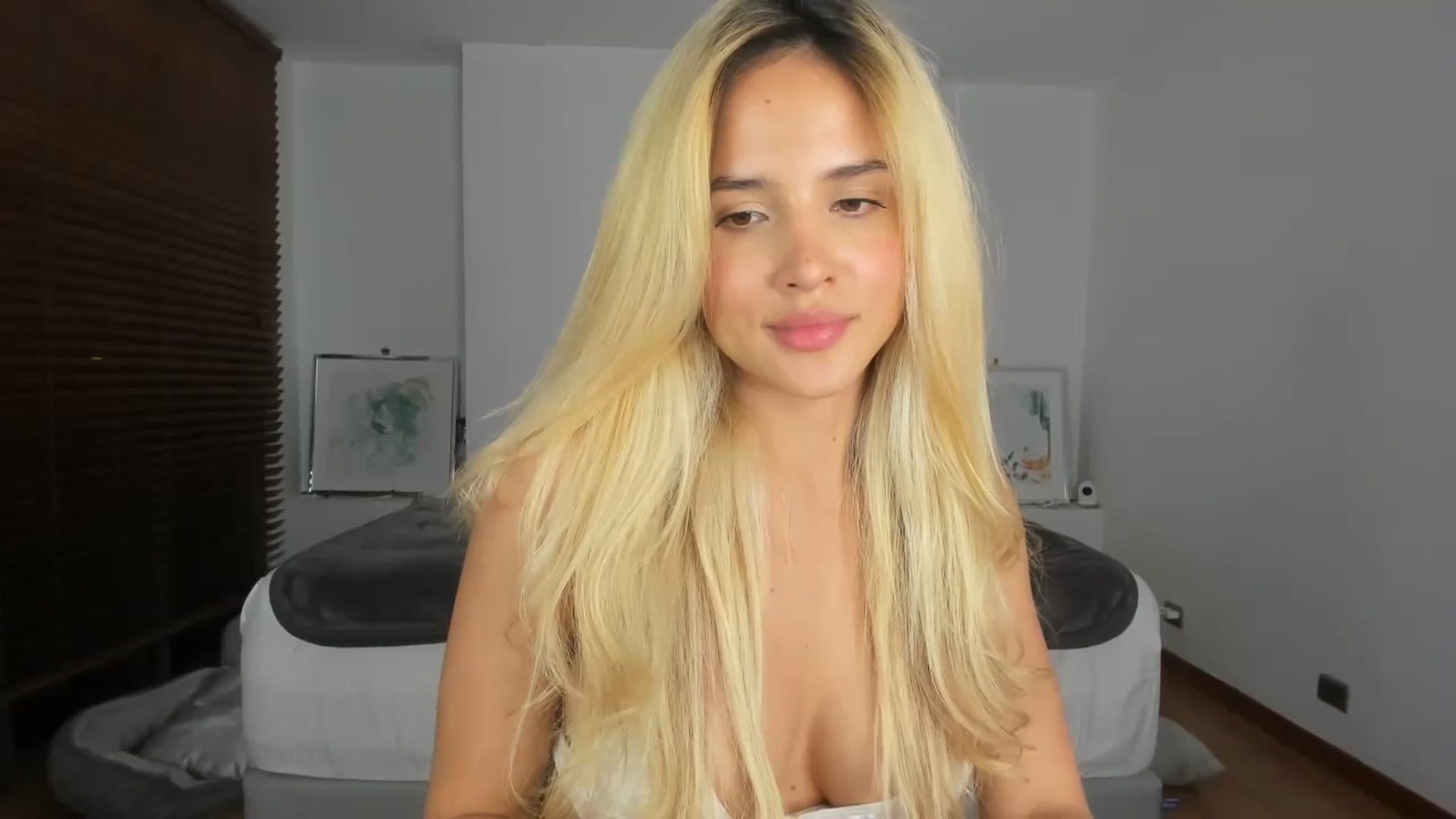 Gallery image thumbnail from EMILIANA_CRUZ's myfreecams stream on, 07/13/2023, 24:42 image 15 of 20