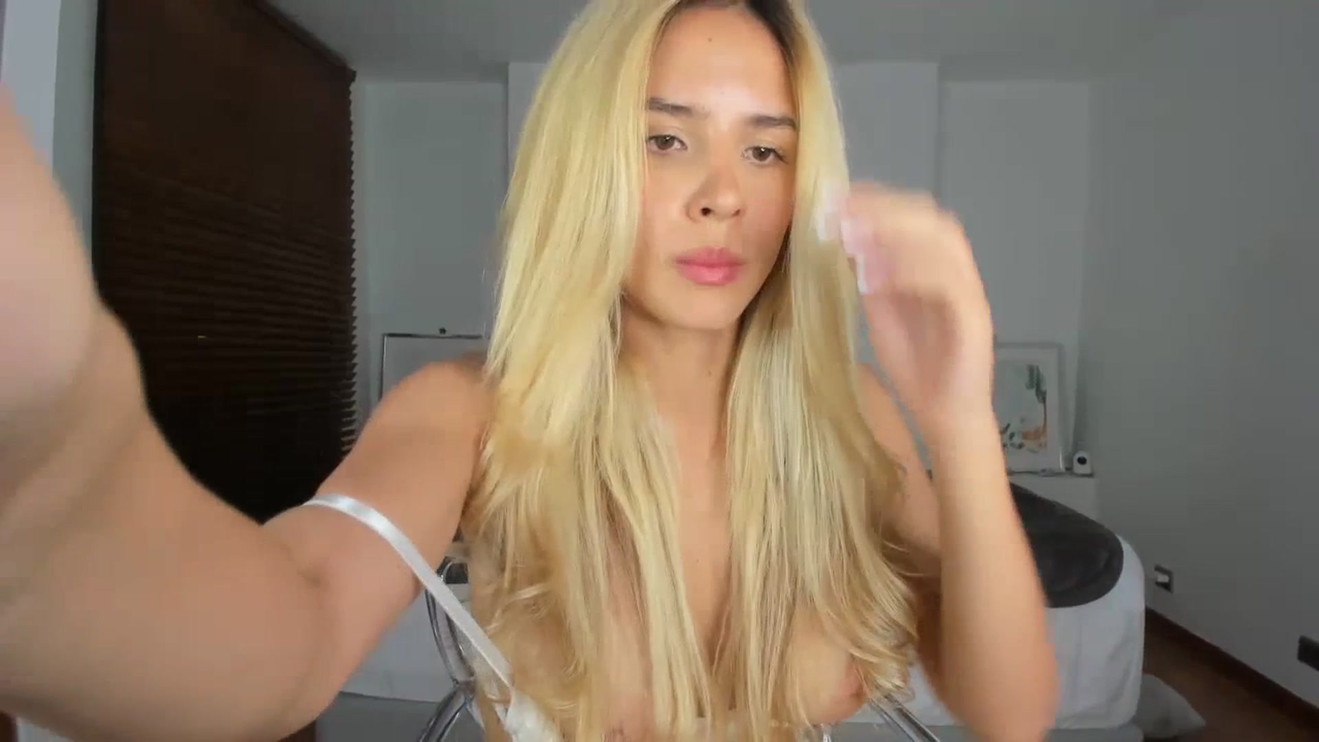 Gallery image thumbnail from EMILIANA_CRUZ's myfreecams stream on, 07/13/2023, 24:42 image 17 of 20