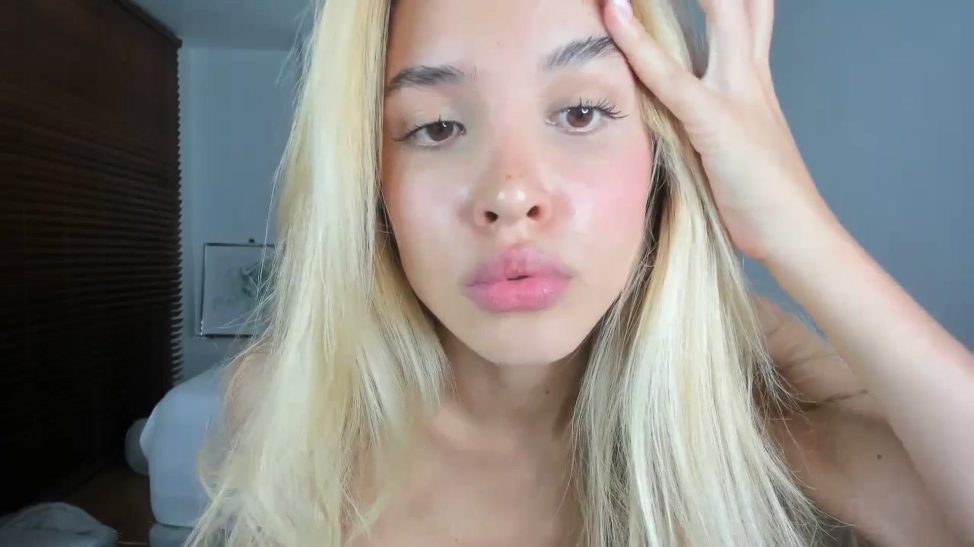 Gallery image thumbnail from EMILIANA_CRUZ's myfreecams stream on, 07/19/2023, 24:26 image 12 of 20