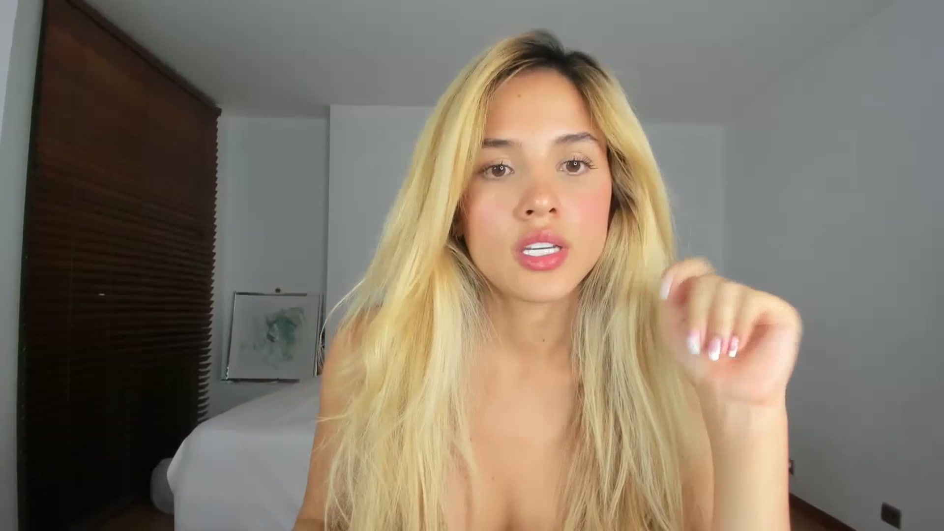 Gallery image thumbnail from EMILIANA_CRUZ's myfreecams stream on, 07/19/2023, 24:31 image 17 of 20
