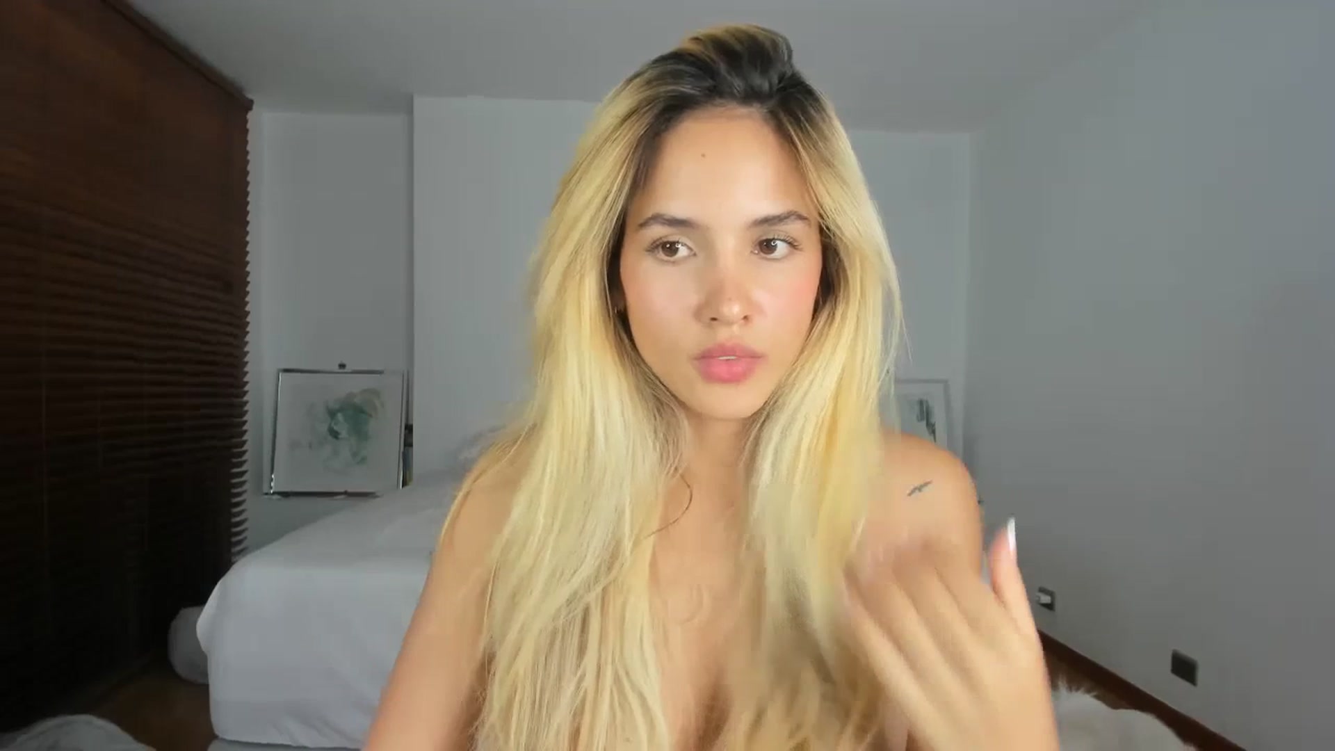 Gallery image thumbnail from EMILIANA_CRUZ's myfreecams stream on, 07/19/2023, 03:10 image 15 of 20