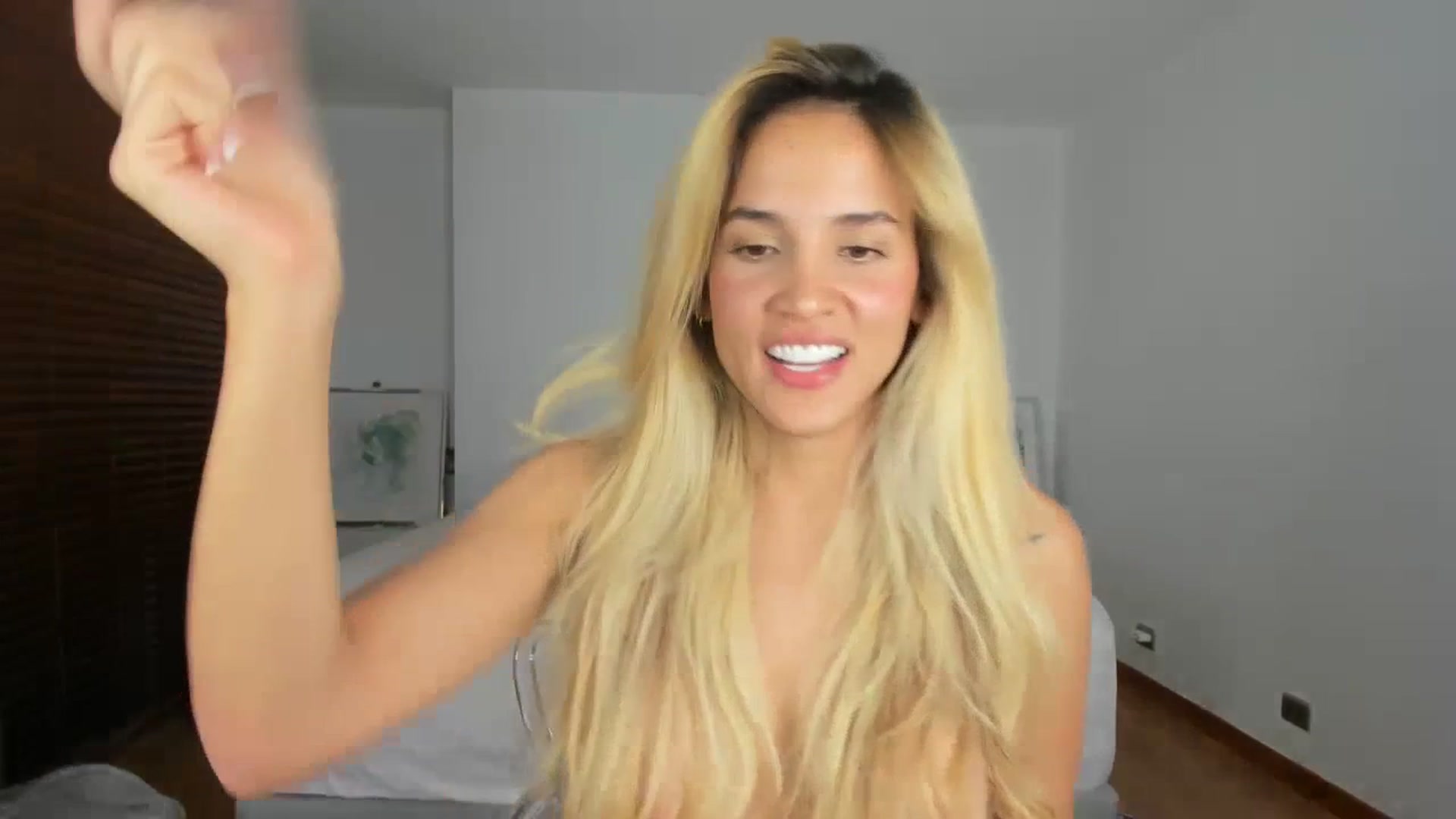 Gallery image thumbnail from EMILIANA_CRUZ's myfreecams stream on, 07/19/2023, 03:32 image 10 of 20