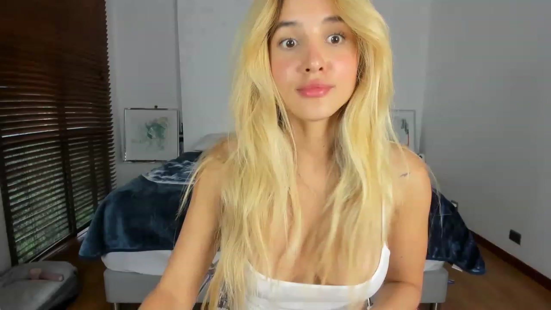 Gallery image thumbnail from EMILIANA_CRUZ's myfreecams stream on, 07/26/2023, 24:30 image 8 of 20