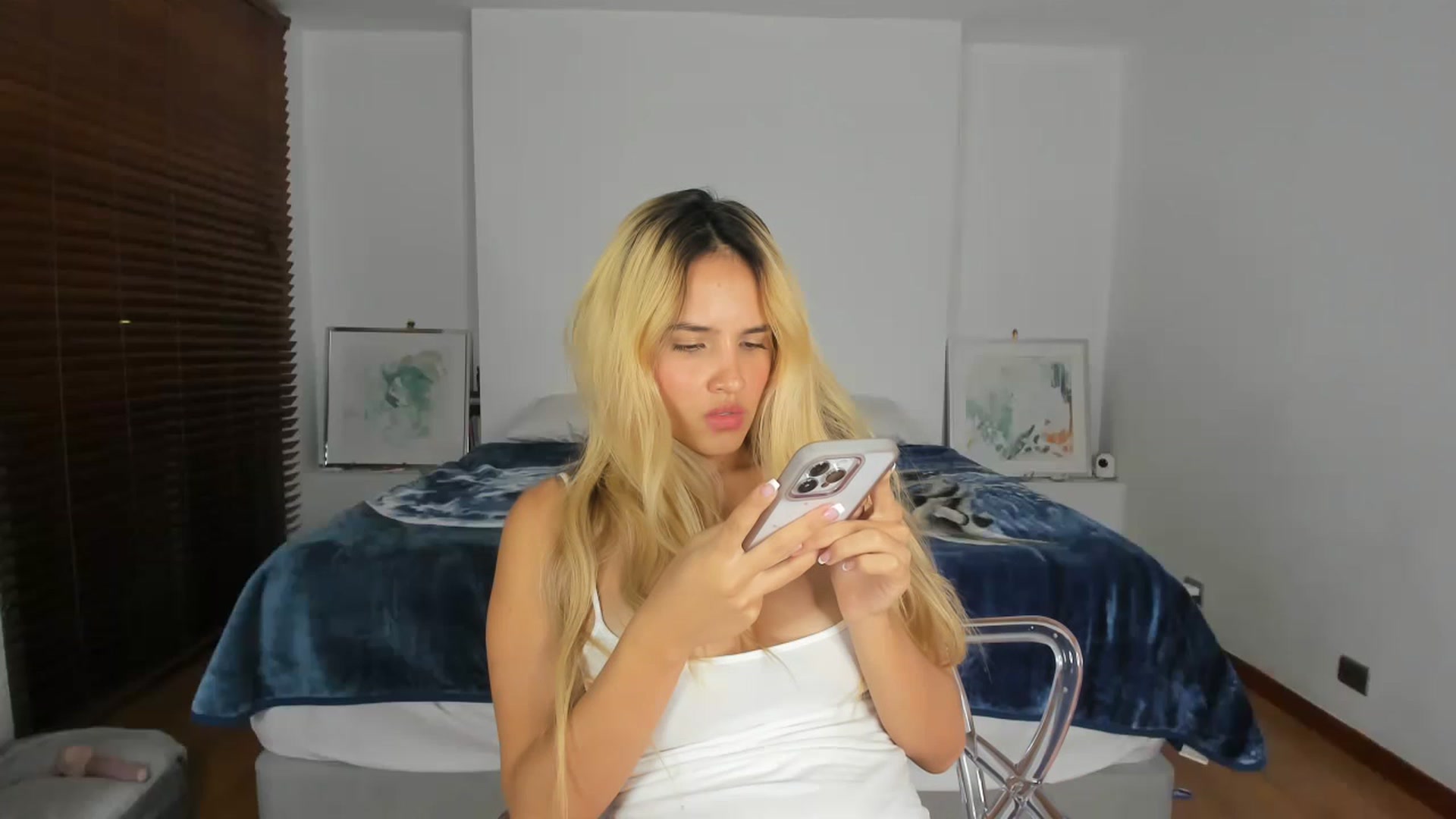 Gallery image thumbnail from EMILIANA_CRUZ's myfreecams stream on, 07/26/2023, 24:30 image 18 of 20