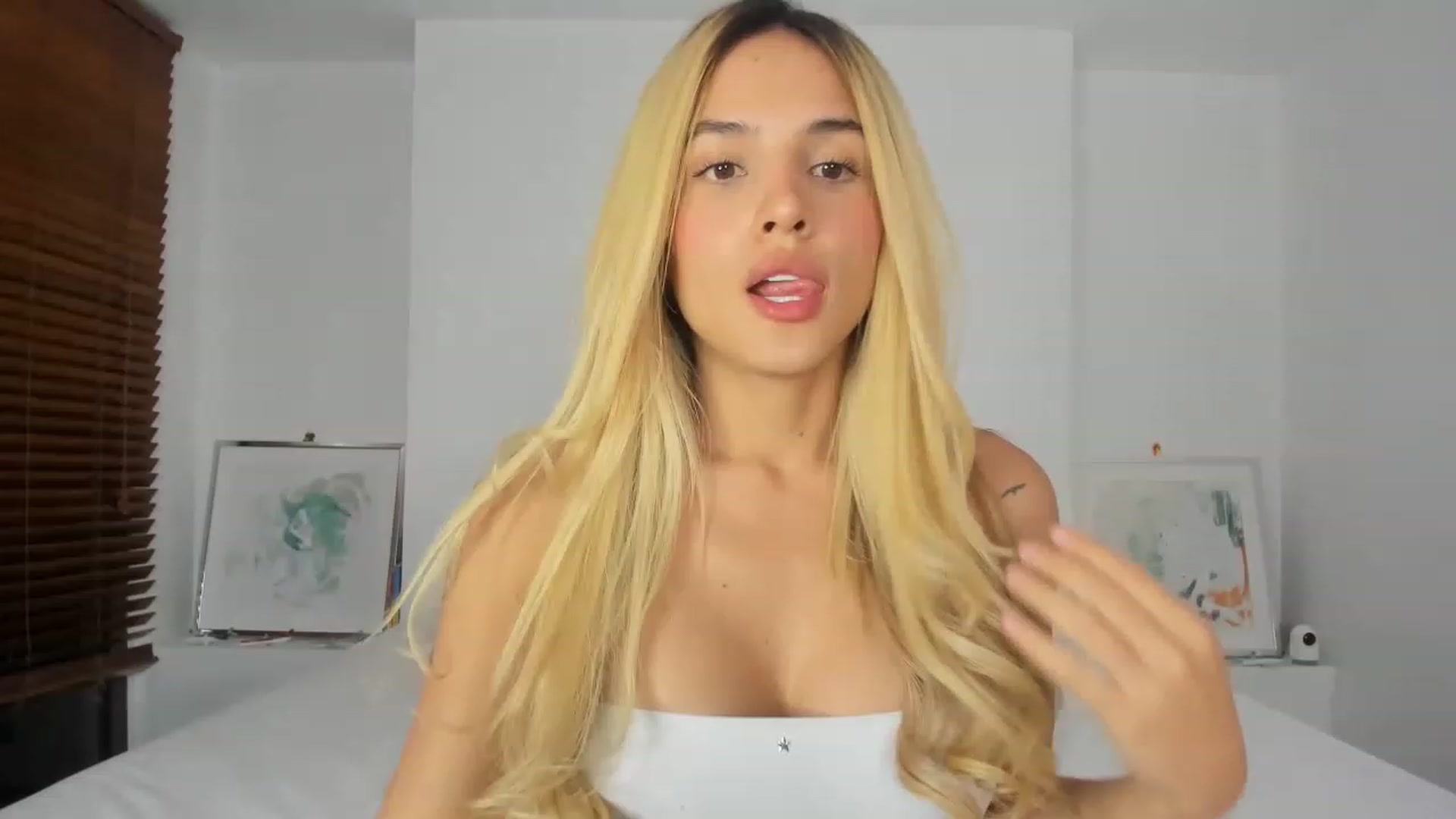 Gallery image thumbnail from EMILIANA_CRUZ's myfreecams stream on, 08/01/2023, 24:44 image 14 of 20