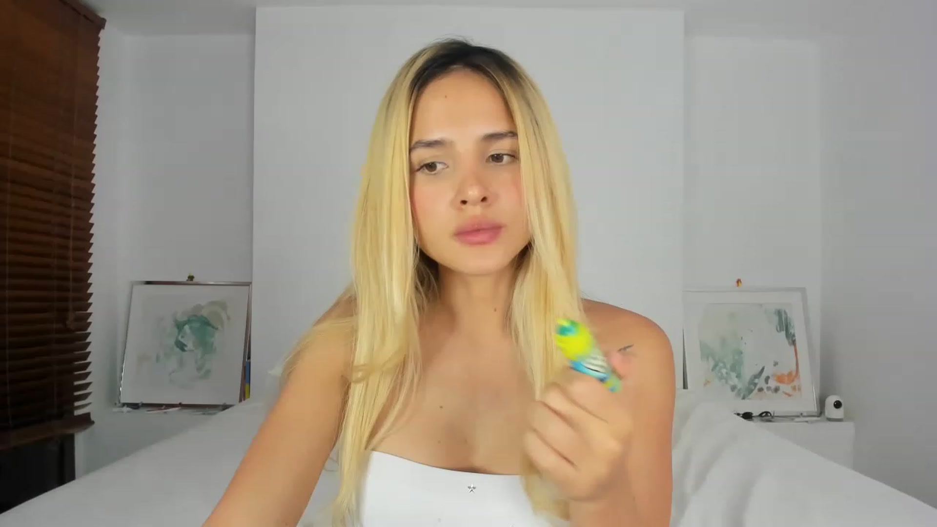Gallery image thumbnail from EMILIANA_CRUZ's myfreecams stream on, 08/01/2023, 24:44 image 20 of 20