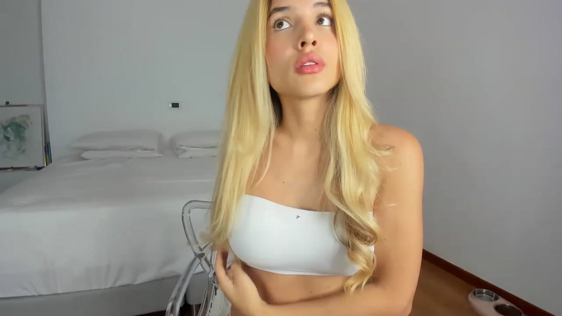 Gallery image thumbnail from EMILIANA_CRUZ's myfreecams stream on, 08/01/2023, 24:44 image 4 of 20