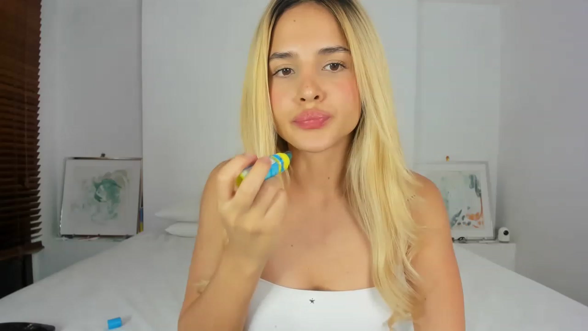 Gallery image thumbnail from EMILIANA_CRUZ's myfreecams stream on, 08/01/2023, 24:50 image 15 of 20