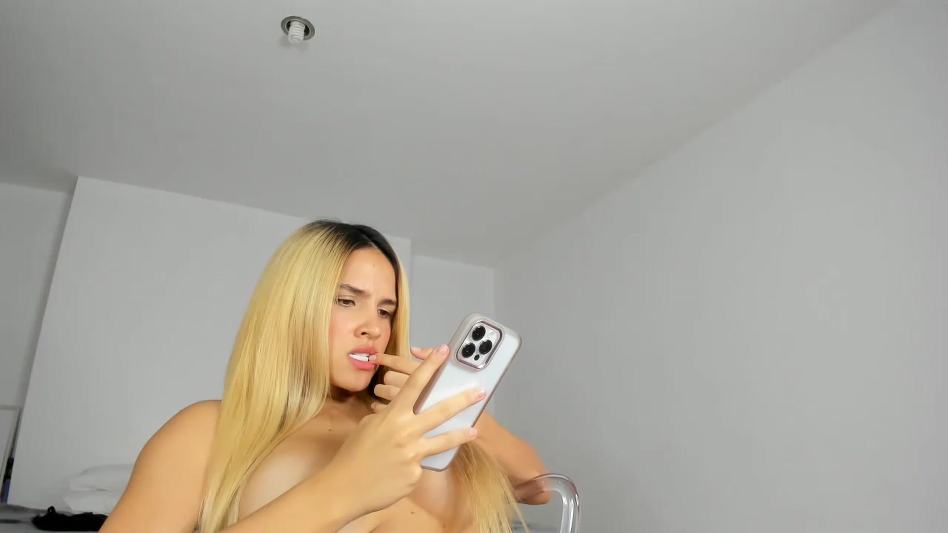 Gallery image thumbnail from EMILIANA_CRUZ's myfreecams stream on, 08/04/2023, 04:06 image 13 of 20