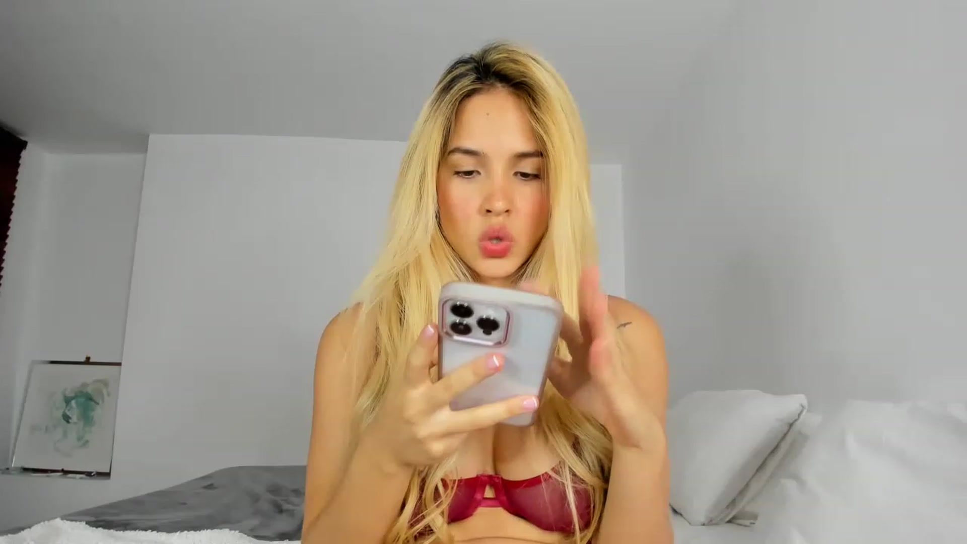 Gallery image thumbnail from EMILIANA_CRUZ's myfreecams stream on, 08/12/2023, 24:25 image 10 of 20