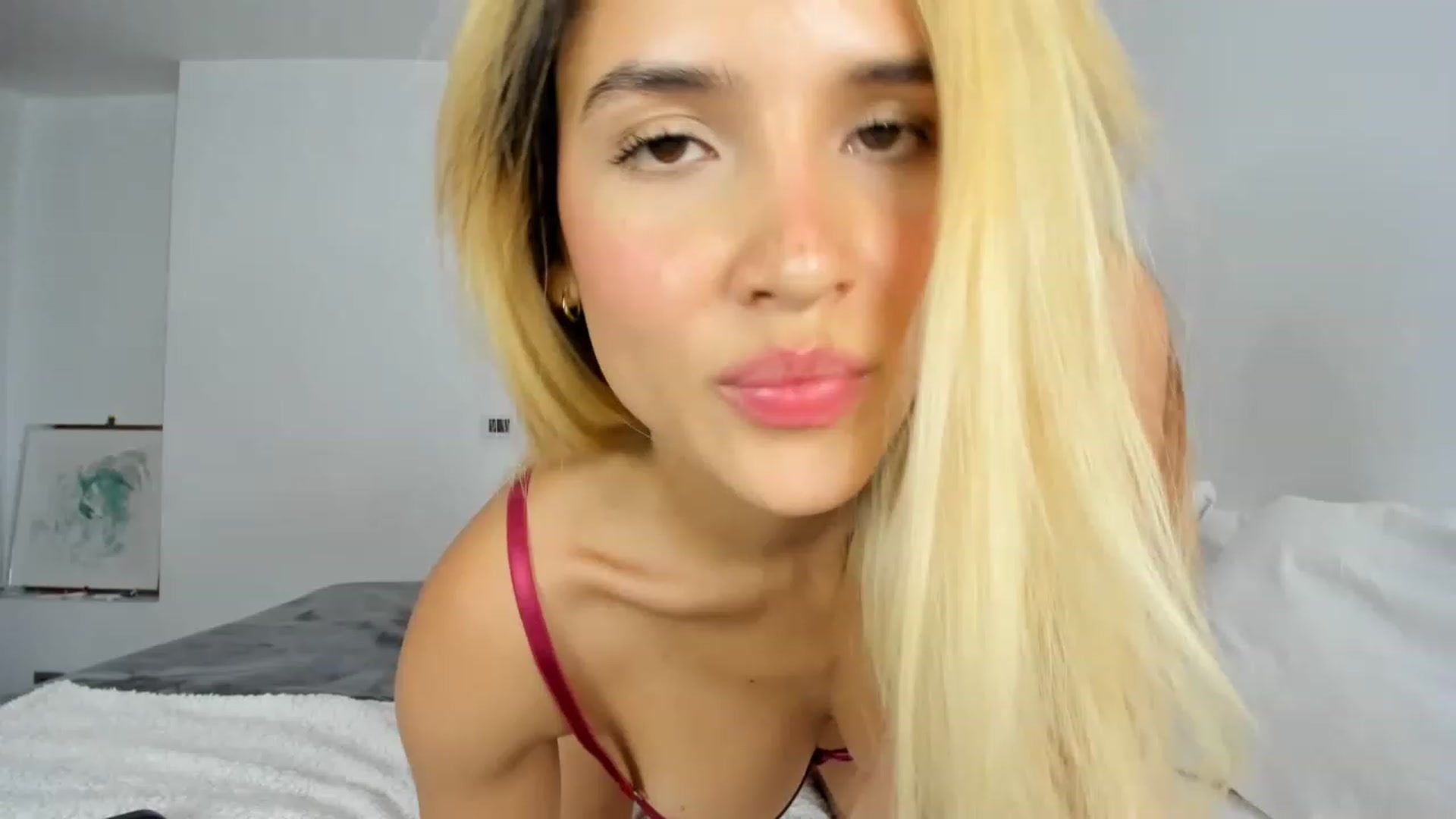 Gallery image thumbnail from EMILIANA_CRUZ's myfreecams stream on, 08/12/2023, 24:25 image 1 of 20