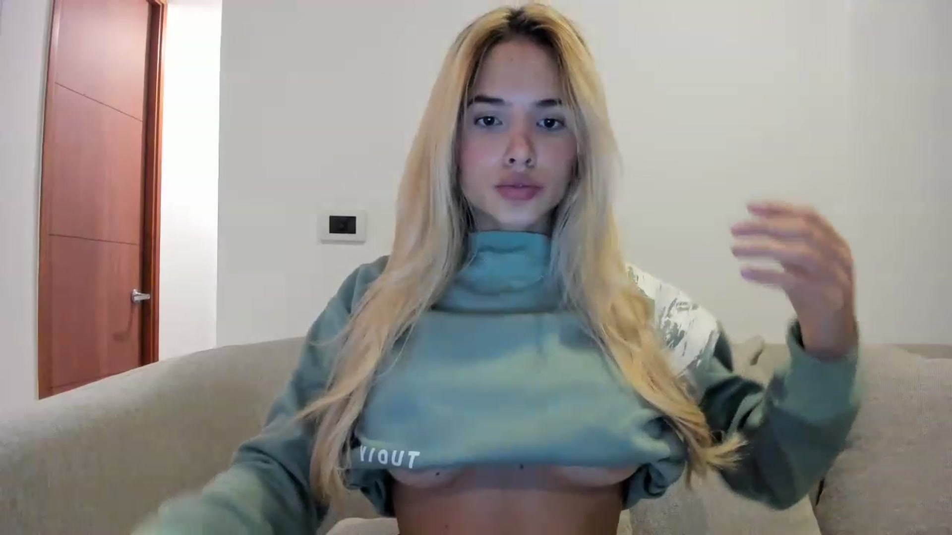 Gallery image thumbnail from EMILIANA_CRUZ's myfreecams stream on, 08/28/2023, 02:33 image 3 of 20