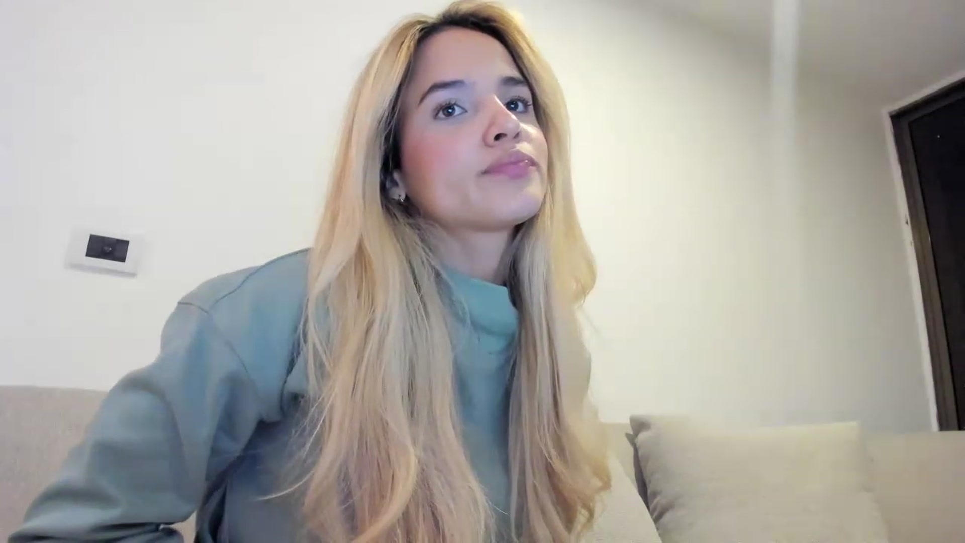 Gallery image thumbnail from EMILIANA_CRUZ's myfreecams stream on, 08/28/2023, 02:33 image 18 of 20