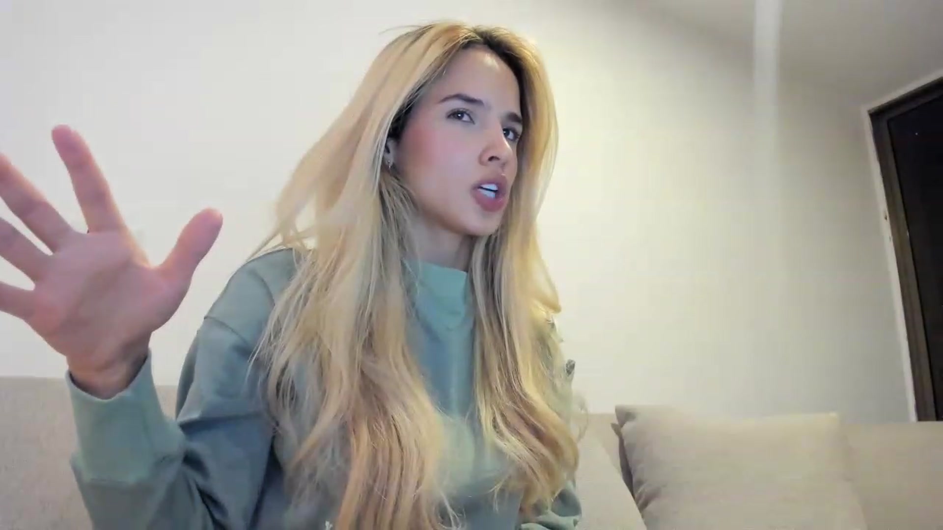 Gallery image thumbnail from EMILIANA_CRUZ's myfreecams stream on, 08/28/2023, 02:33 image 16 of 20